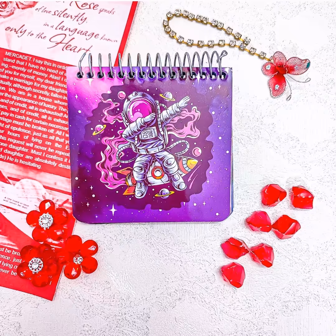 دفتر یادداشت پسرانه و دخترانه .  طرح فضانورد . برند سویل . دفترچه یادداشت. لوازم تحریر فانتزی . خاص . لوازم التحریر 