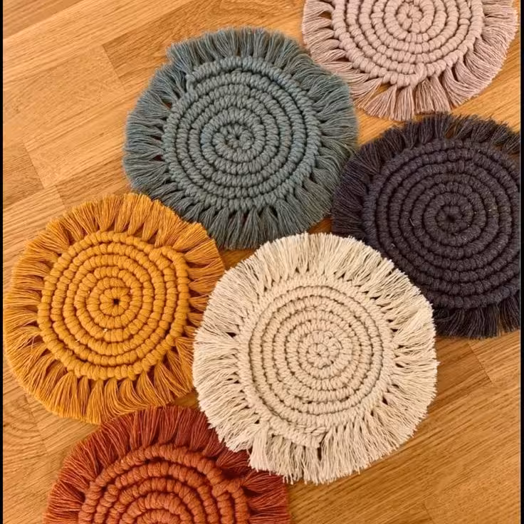 زیر لیوانی مکرومه در رنگبندی و سایز دلخواه..با طرح دلخواه قابل سفارش..در سایز بزرگتر برای زیر بشقابی زیر گلدانی ب صورت ت