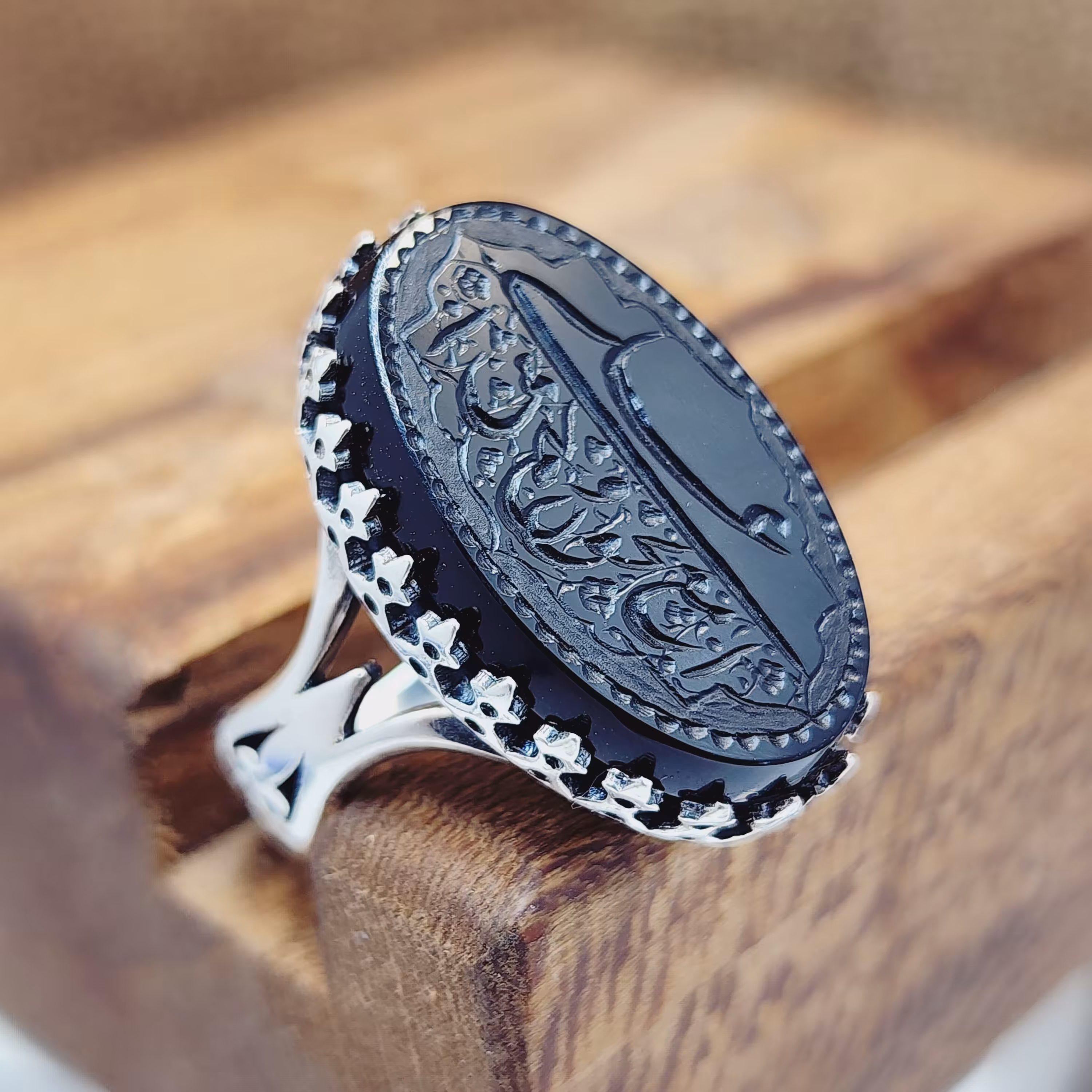 انگشتر نقره اسپرت مردانه مدل نیزه با نگین عقیق مشکی اصل و معدنی با حک دستی علی مع الحق 