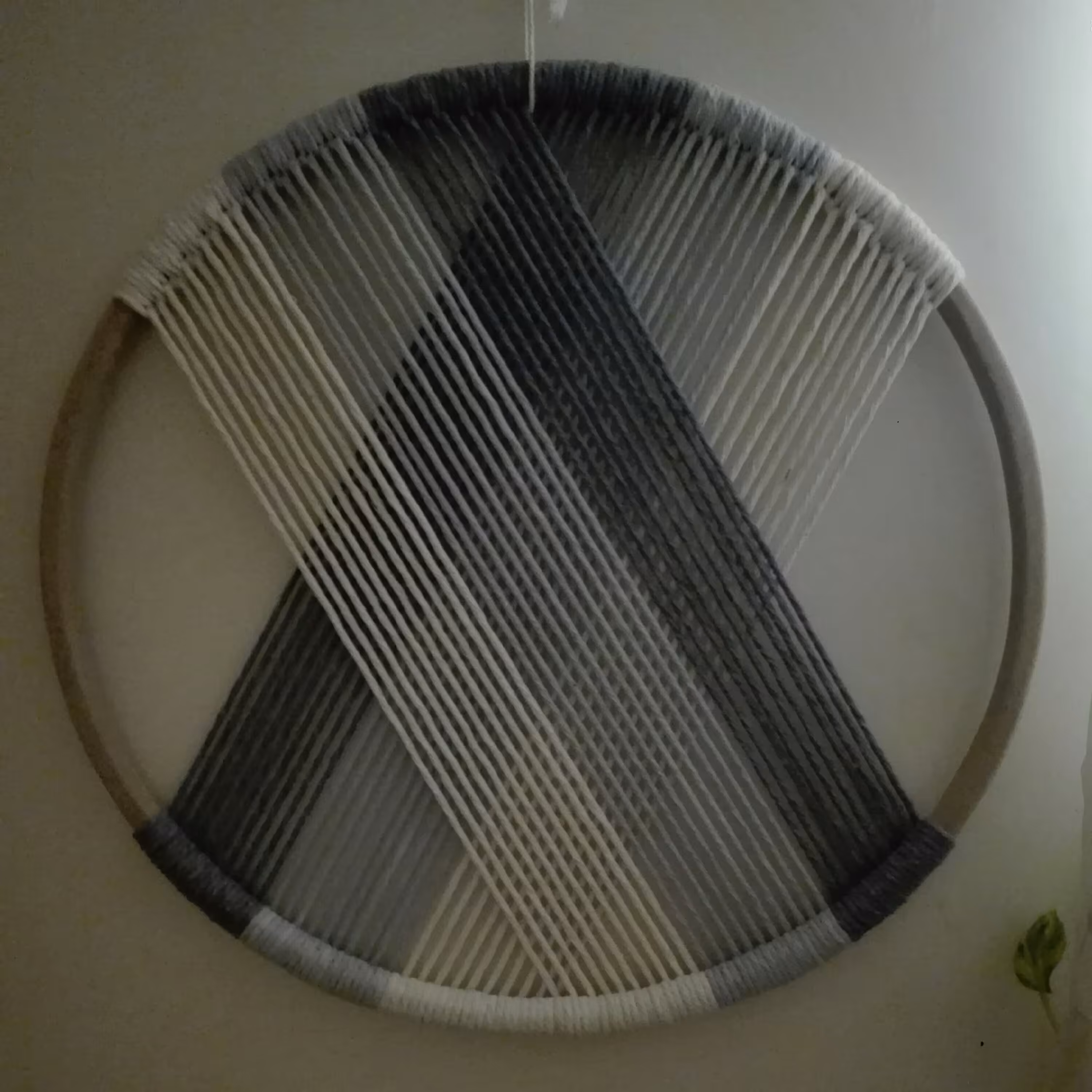 دریم کچرمدرن با نخ مکرومه و حلقه چوبی