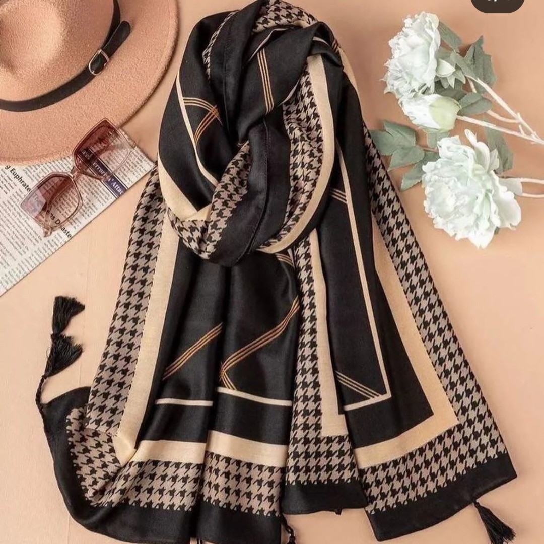 شال سوپر نخ وارداتی تک رنگ قواره دار با رنگهای مشکی طلایی کرم و سفید به راحتی ست میشود به هیچ عنوان چروک نمیشه
