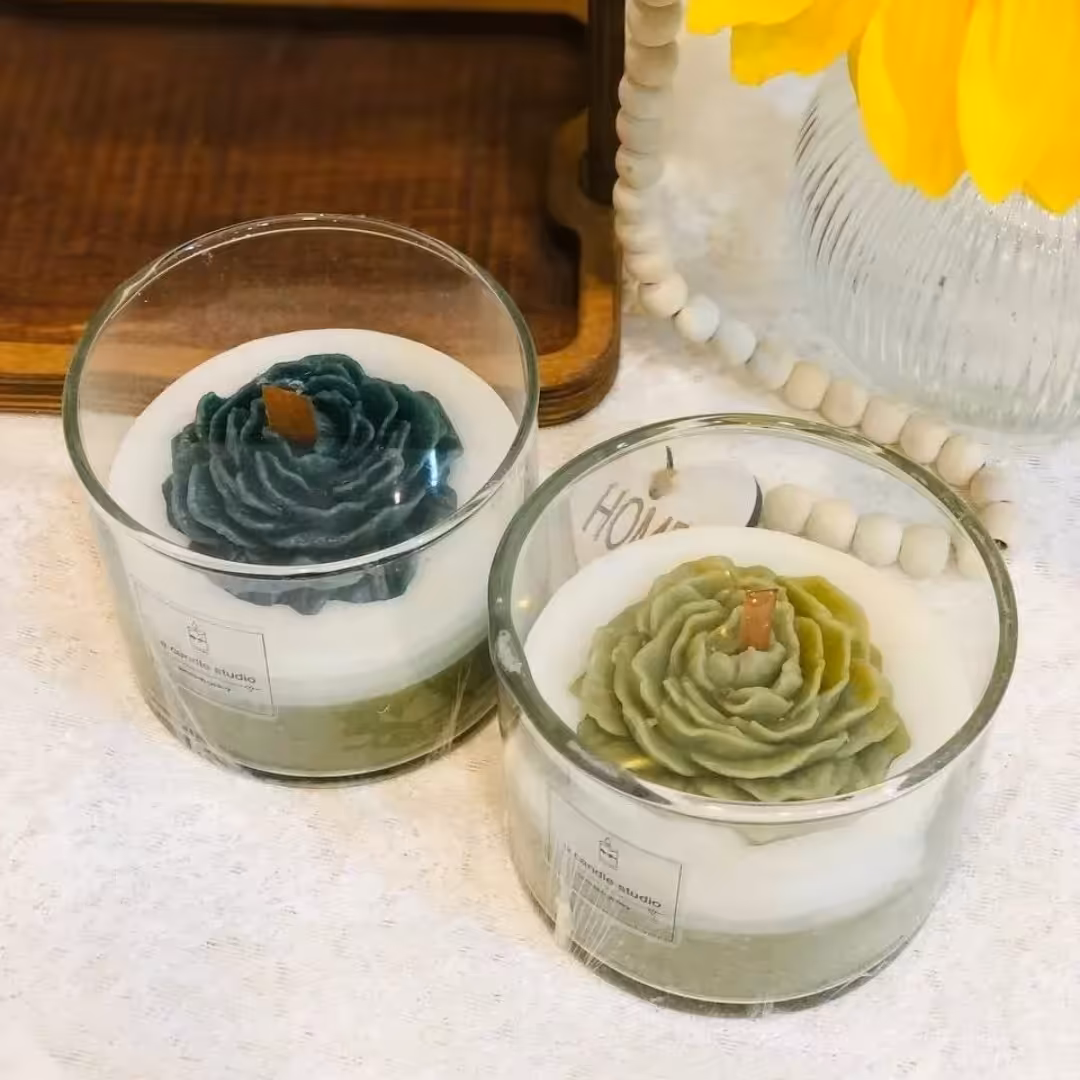 شمع شیشه ای معطر گلدار در رنگ بندی 