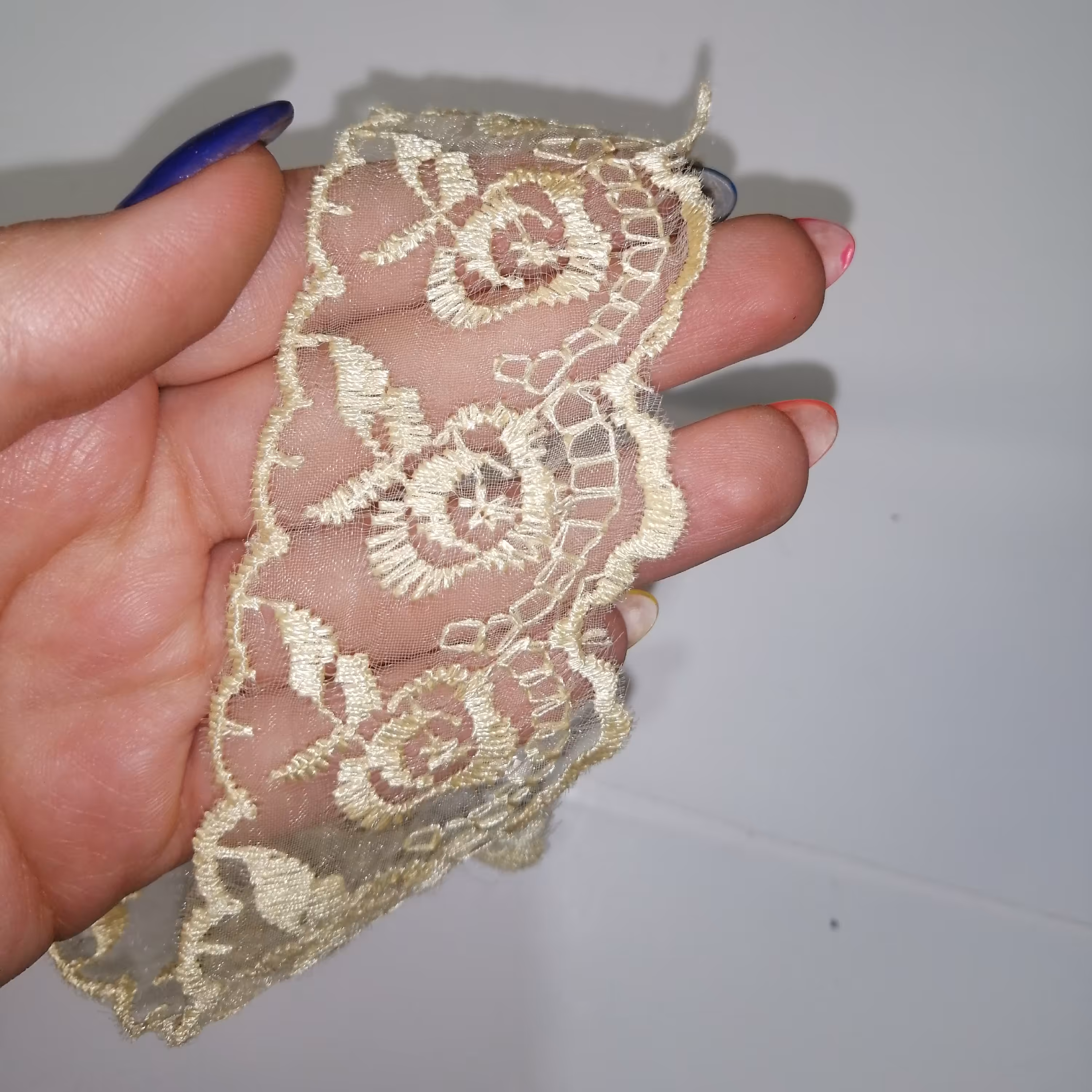 نوار یراق تزئینی لباس  توری کرمی عرض  سه و نیم و طول 1 متر 