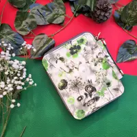 جامدادی 3 زیپه ، کش محکم  و ظرفیت مدادرنگی بسیار زیاد دستدوز هستش، مناسب برای همه سنین قابل دوخت در طرح های مختلف هست