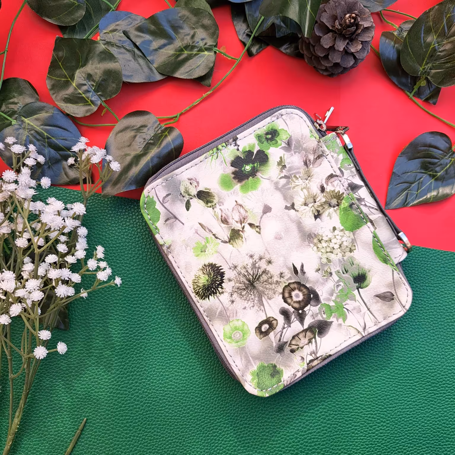 جامدادی 3 زیپه ، کش محکم  و ظرفیت مدادرنگی بسیار زیاد دستدوز هستش، مناسب برای همه سنین قابل دوخت در طرح های مختلف هست