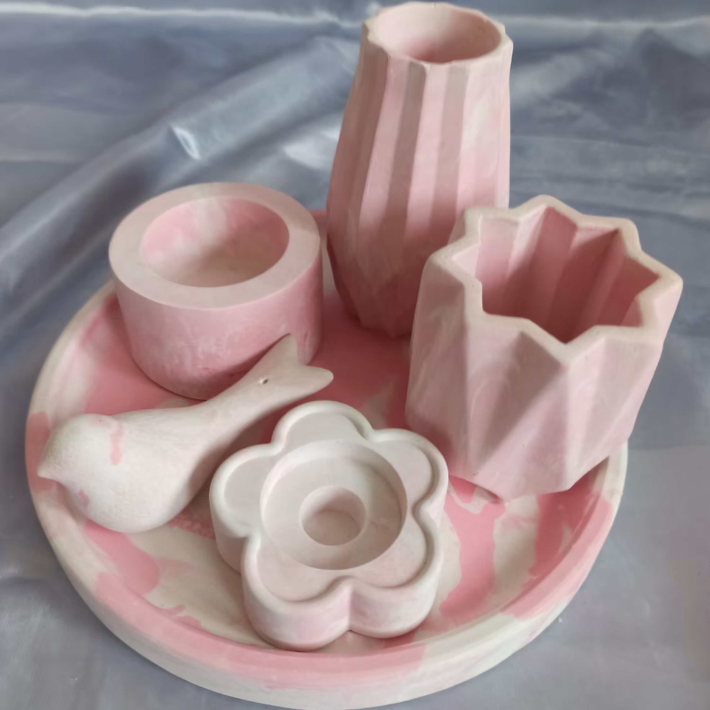 اکسسوری سینی بتنی طرح ابرو بادی سینی دکوراتیو  صورتی