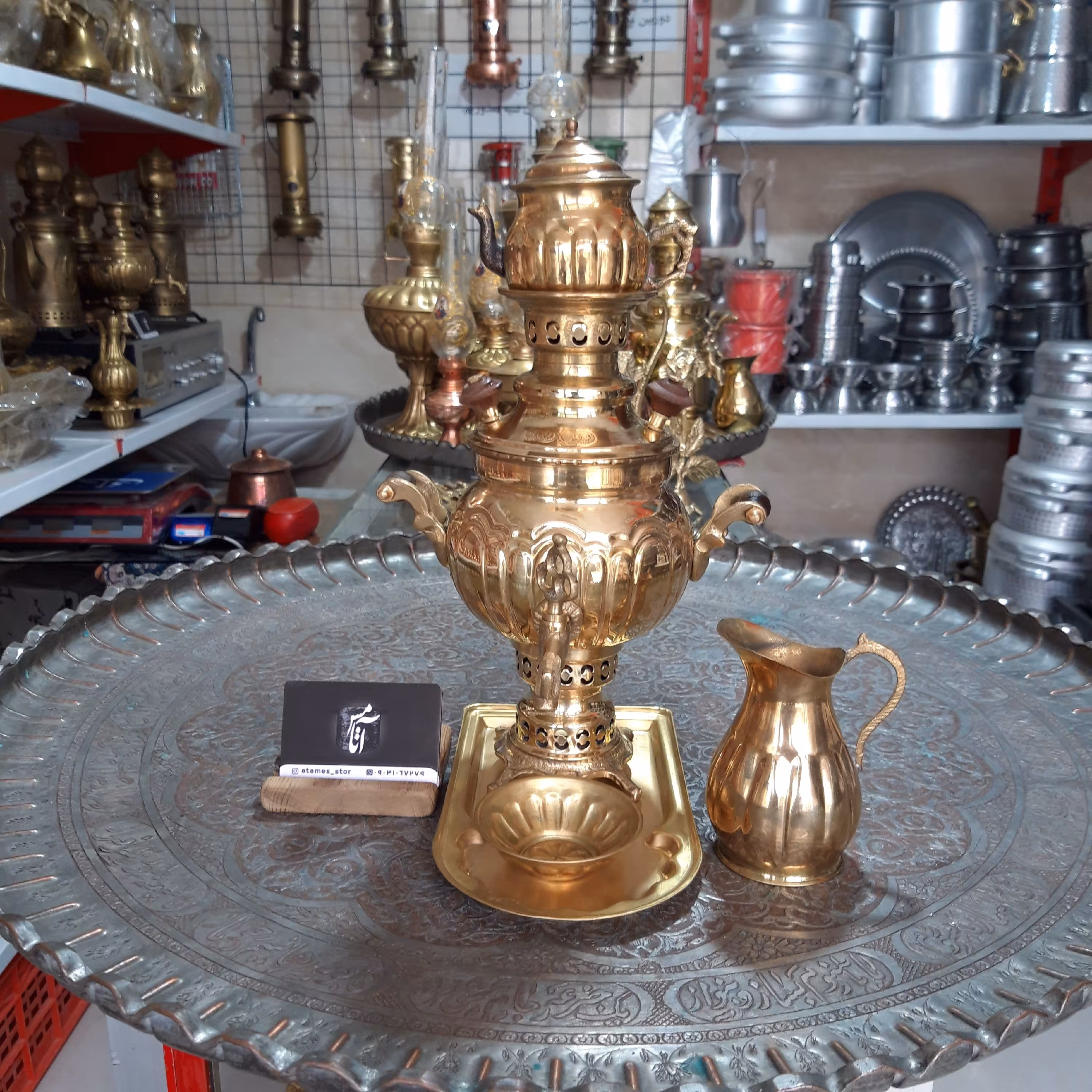 سماور ذغالی برنجی یک لیتری براق خط دار به همراه سرویس کامل