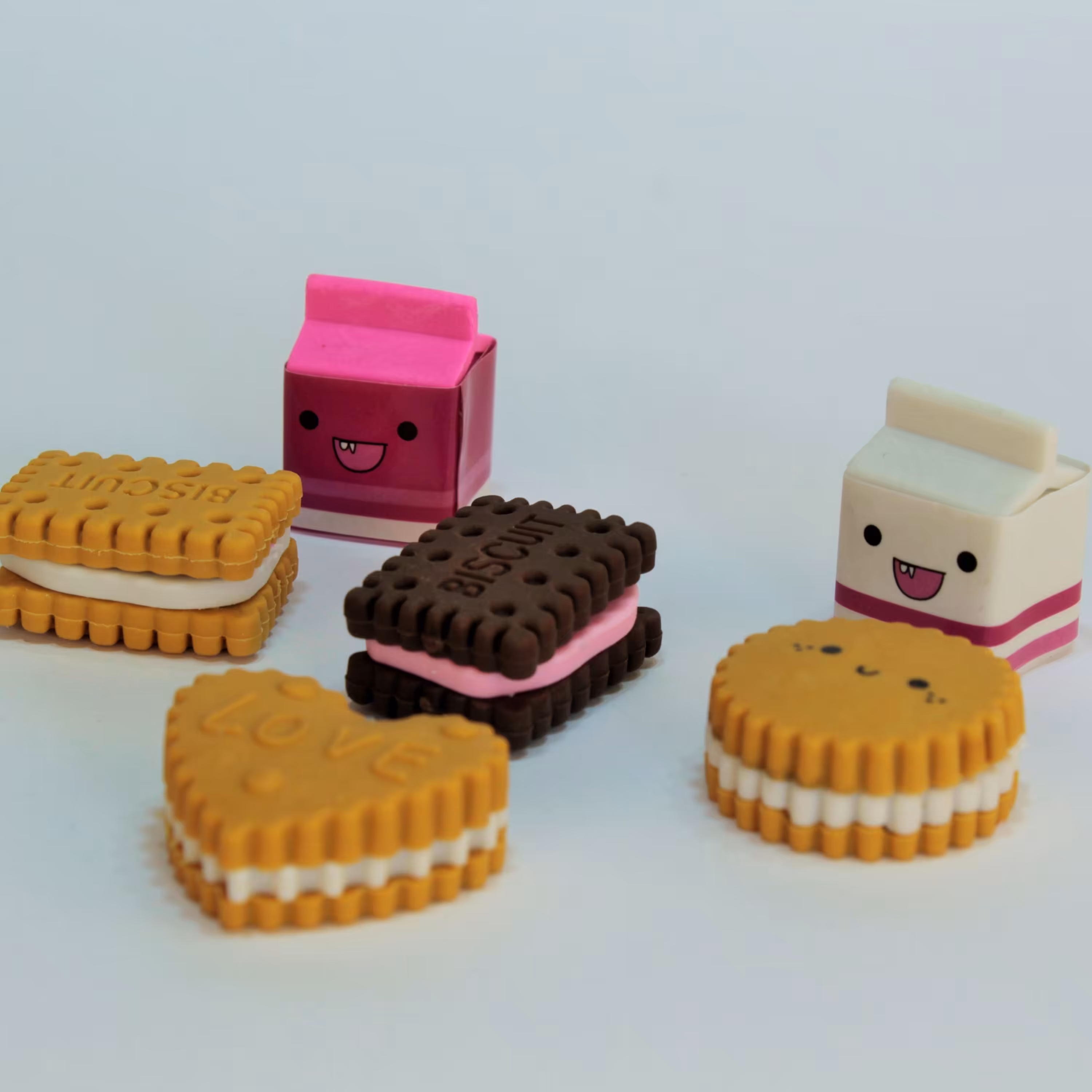 پاک کن بیسکویت و پاکت شیر