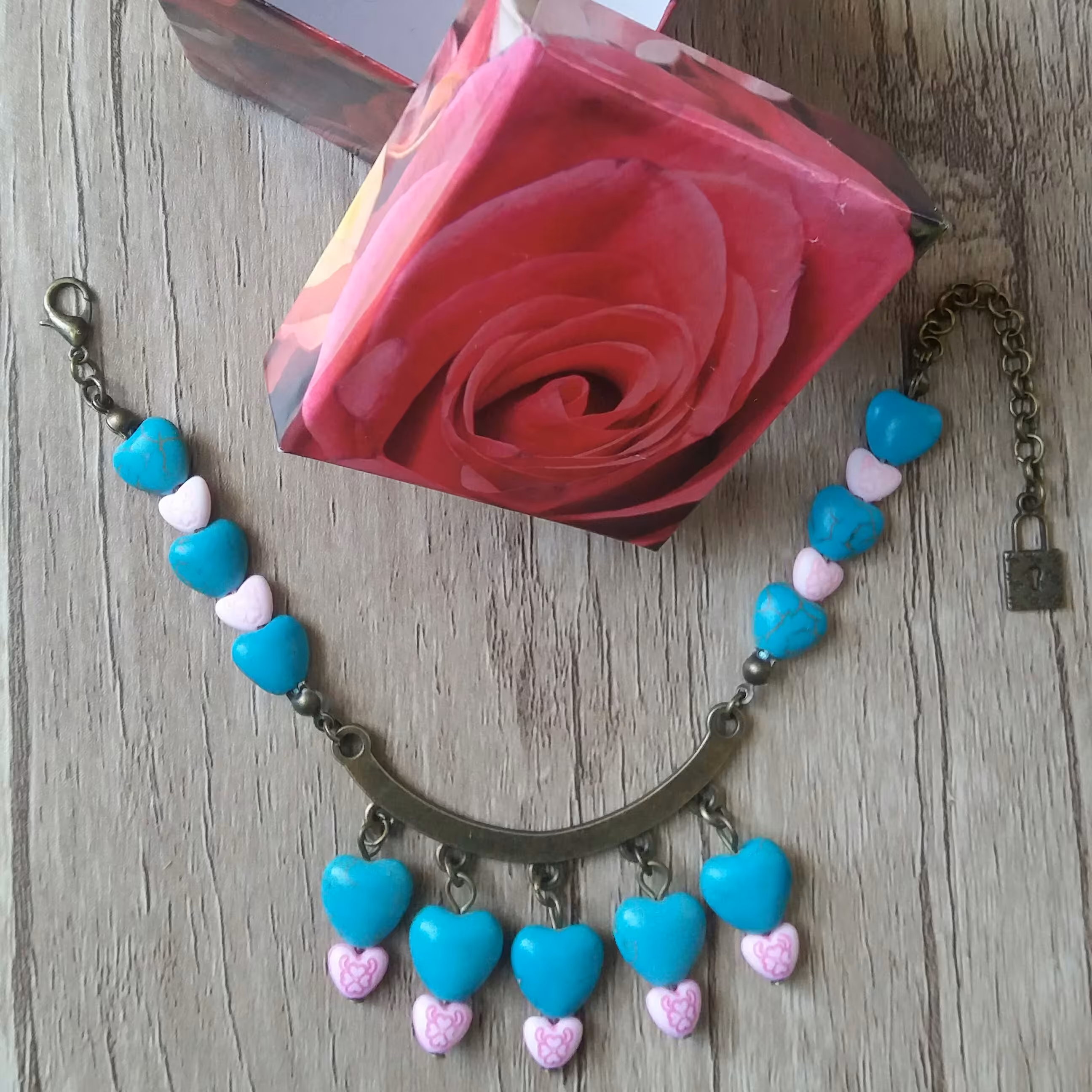 دستبند فیروزه با سنگ فیروزه اصل و مهره قلبی و خواص بسیار آن