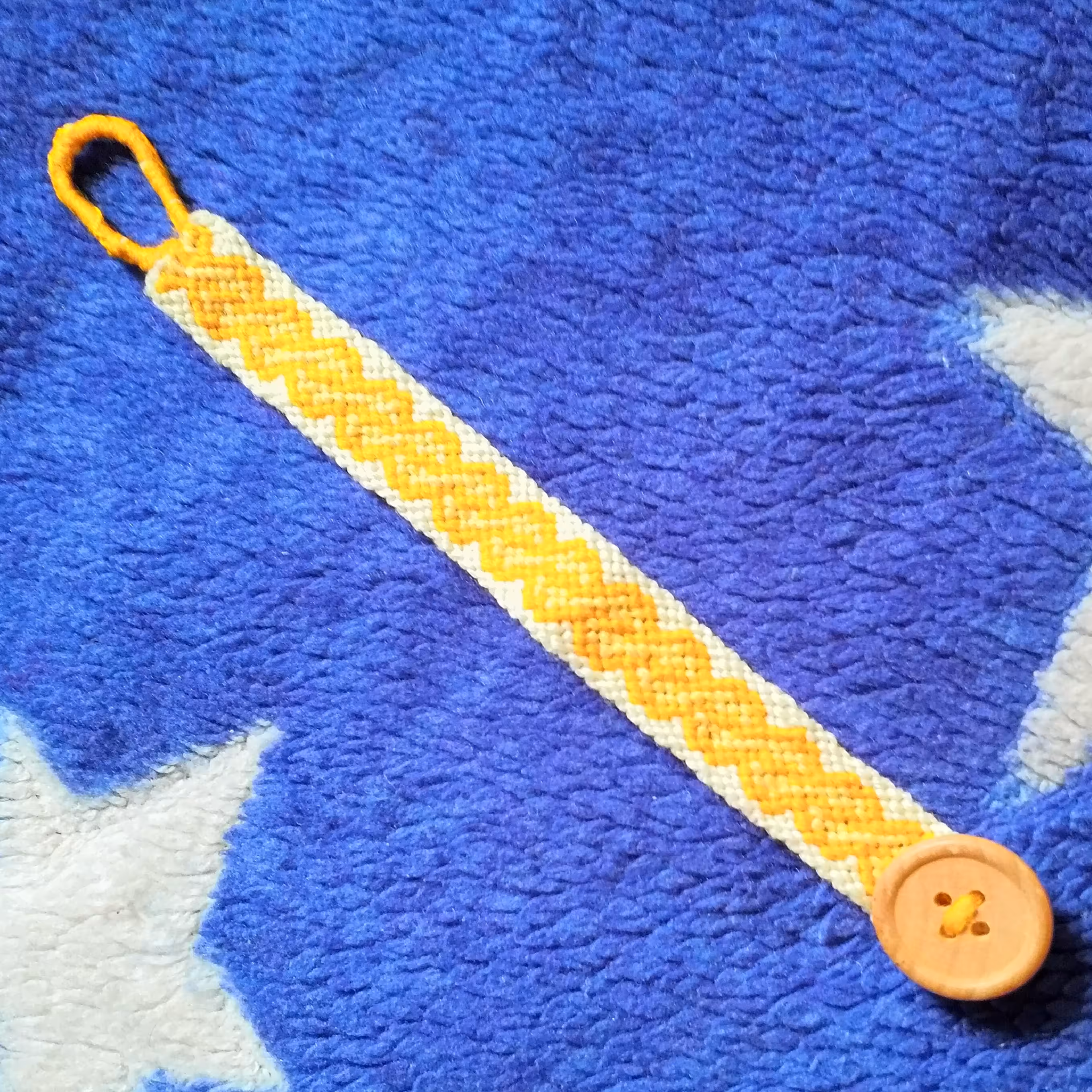 دستبند دوستی دکمه چوبی