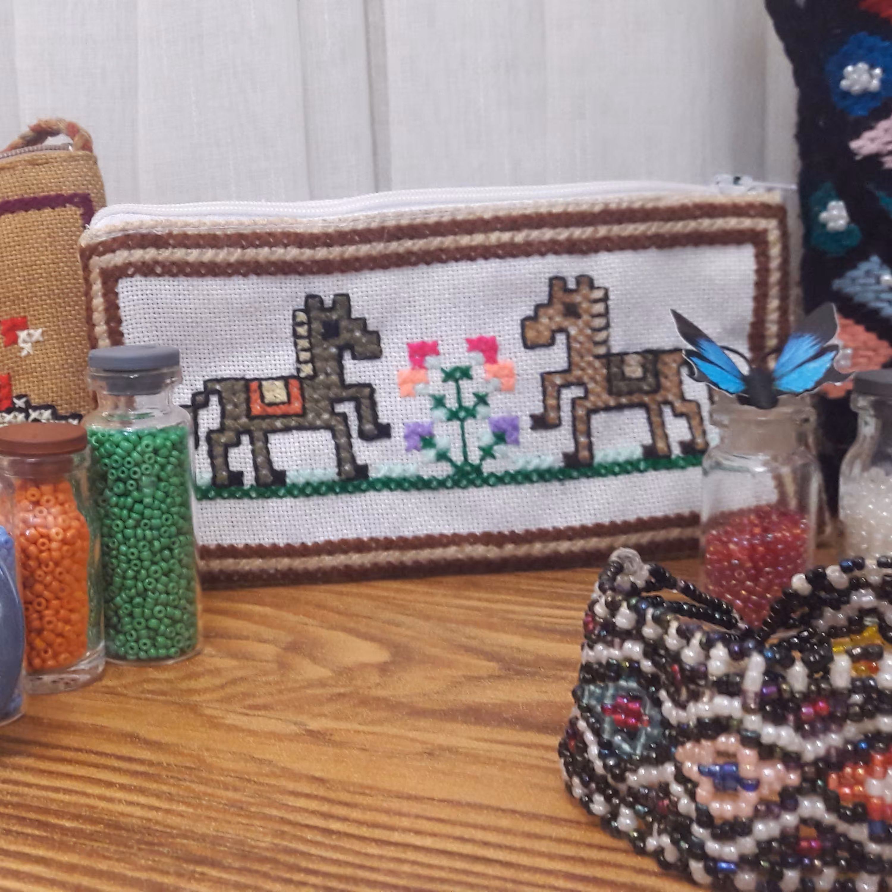 جامدادی سوزن دوزی شده که میتواند برای مصارف دیگر هم استفاده شود، زیبا و پر از ظرافت، دست دوز، شکیل، با کیفیت، پُر کار