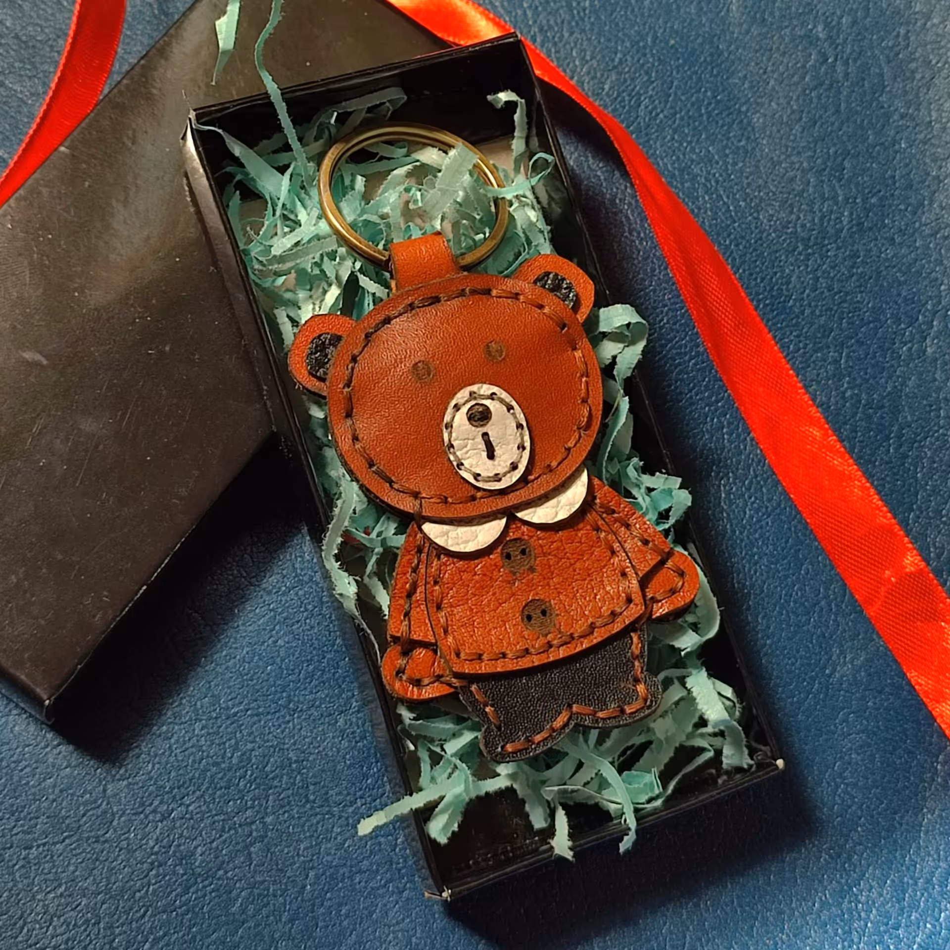 جاکلیدی چرم گاوی +جعبه ی هدیه به صرفه و خوشگل