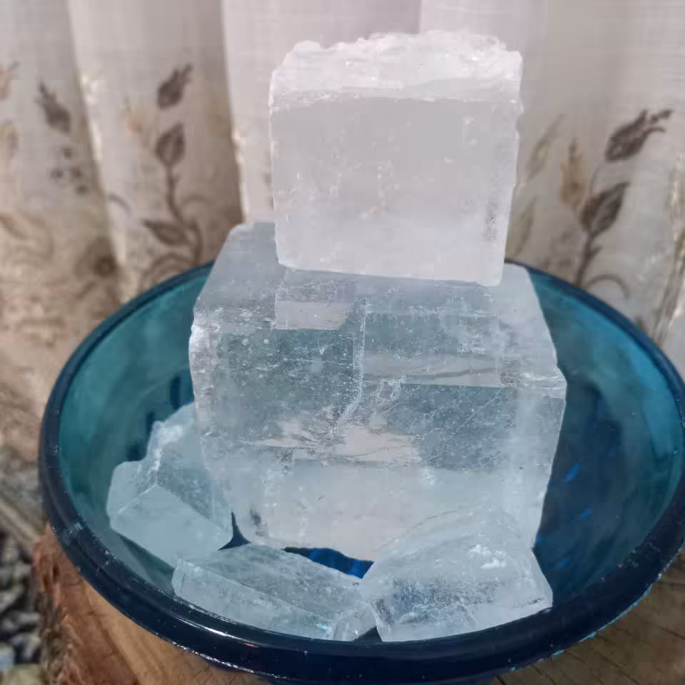 نمک  شیشه ای  کوه امام زاده شاه علمدار  شهرستان جهرم استان فارس