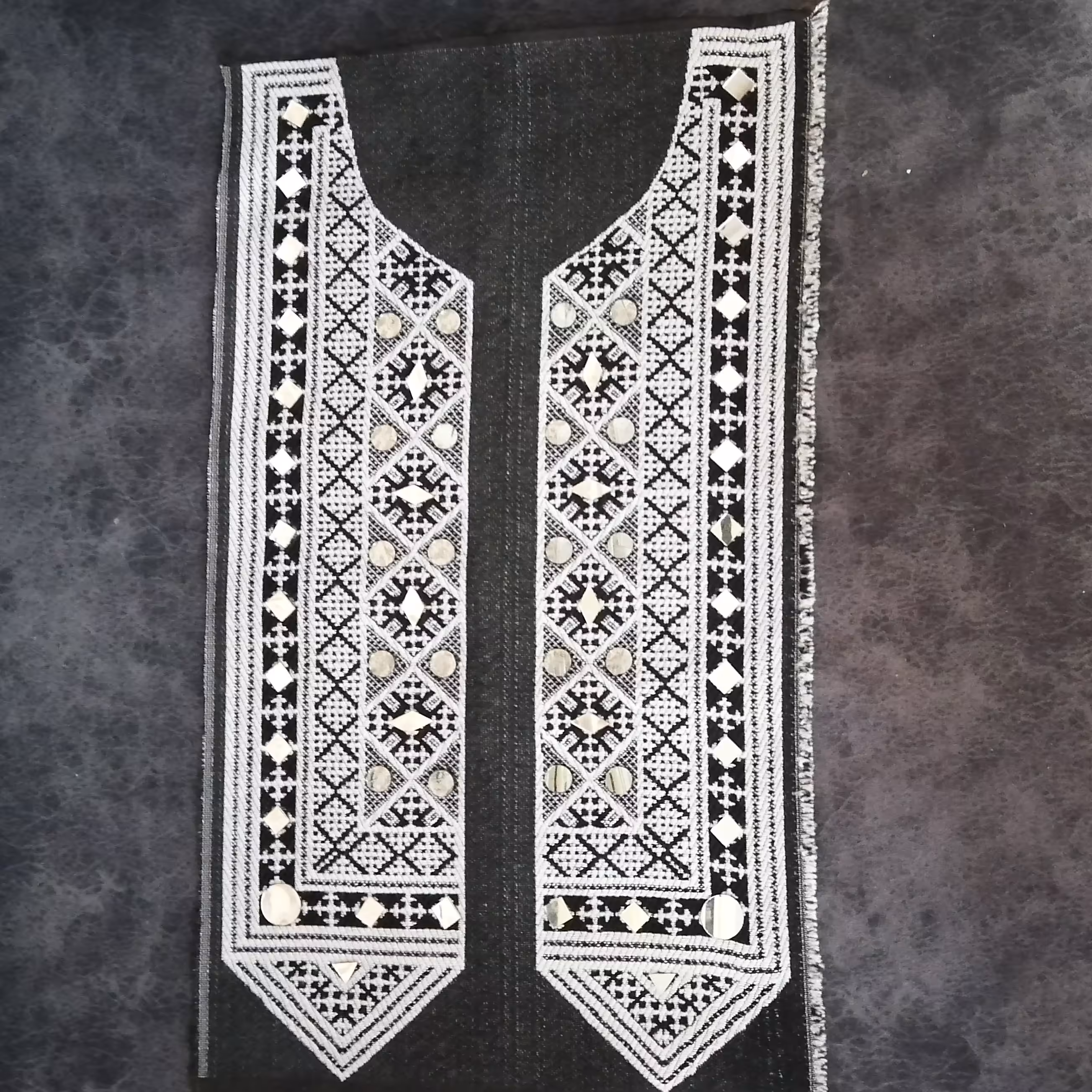 یقه سنتی سوزندوزی و آینه کاری پنل  آماده چهار تکه رنگ مشکی سفید