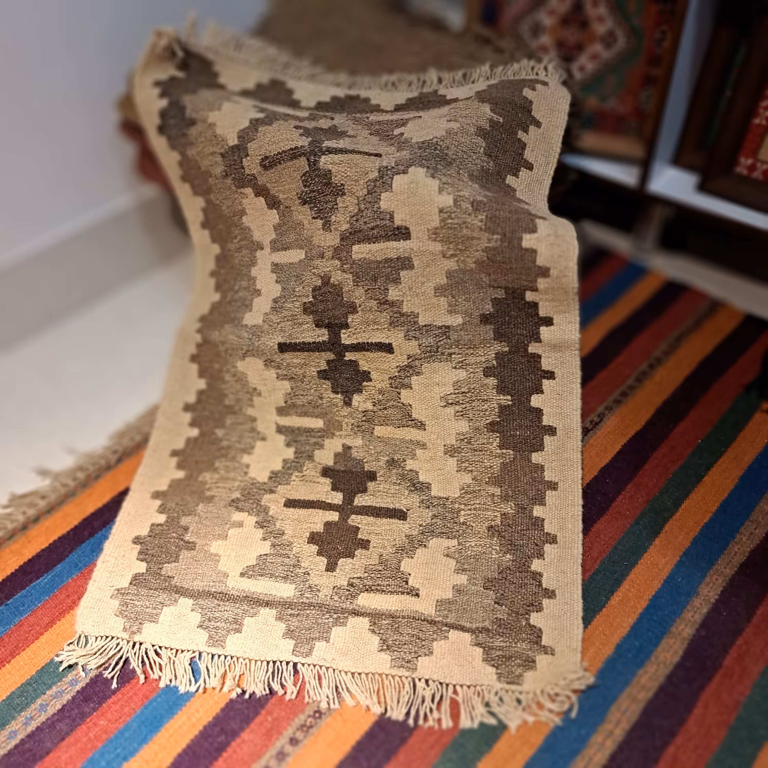 گلیم دستبافت پشم خودرنگ با ابعاد حدود 60 در 90 و رنگ ثابت