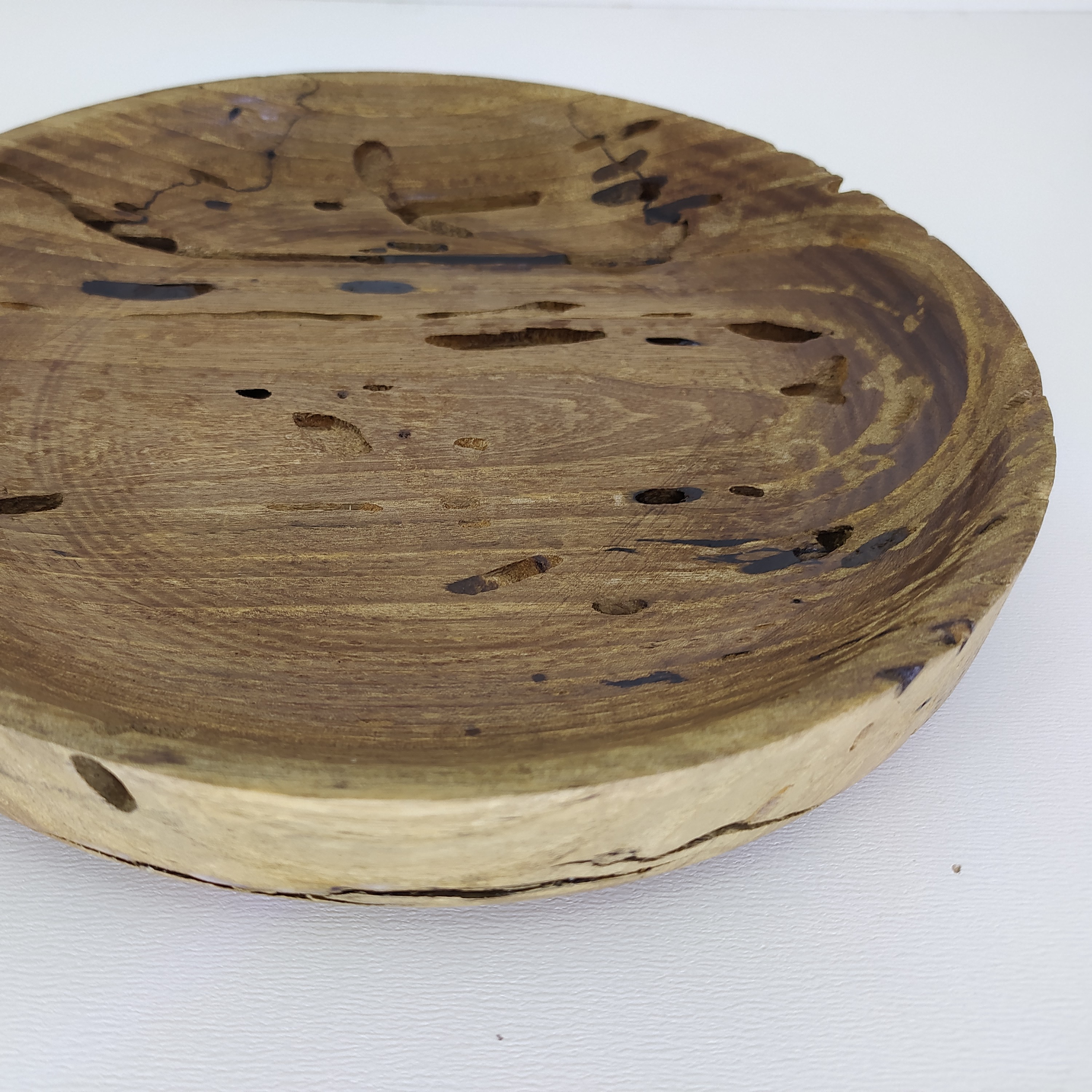 آجیل خوری چوبی قطر 25 سانتی متر با چوب گردو طرح موریانه خورده