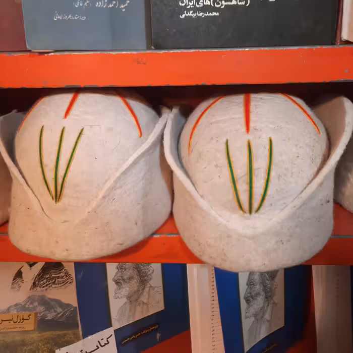 کلاه نمدی شیرازی دوگوش عشایری  کلاه نمد اصل گلدار