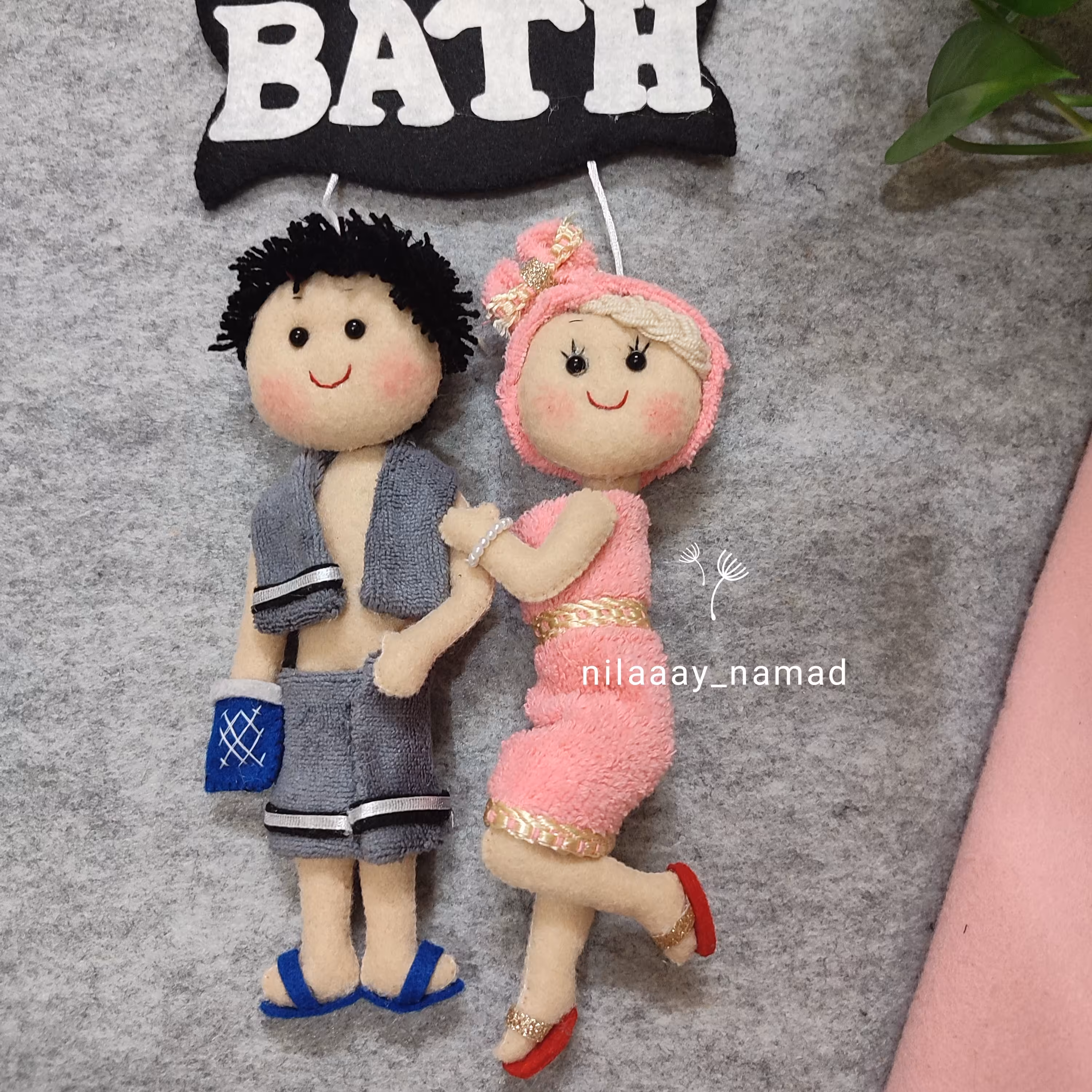 استیکر حمام عروسکی زوج با تم طوسی صورتی قد عروسک 20سانت 