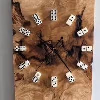 ساعت دیواری از جنس چوب گردو با دوام و زیبا کار شده با رزین