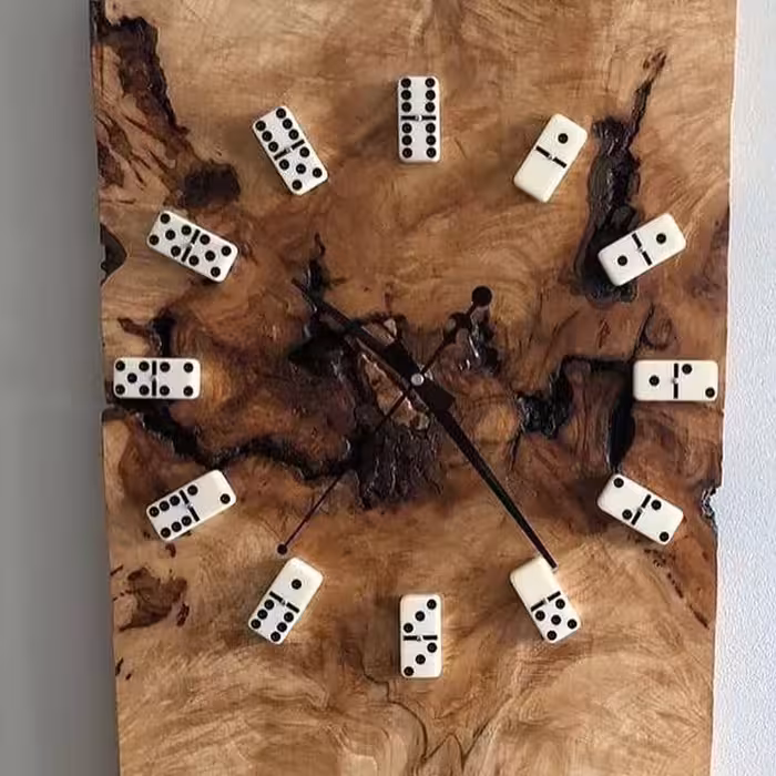 ساعت دیواری از جنس چوب گردو با دوام و زیبا کار شده با رزین