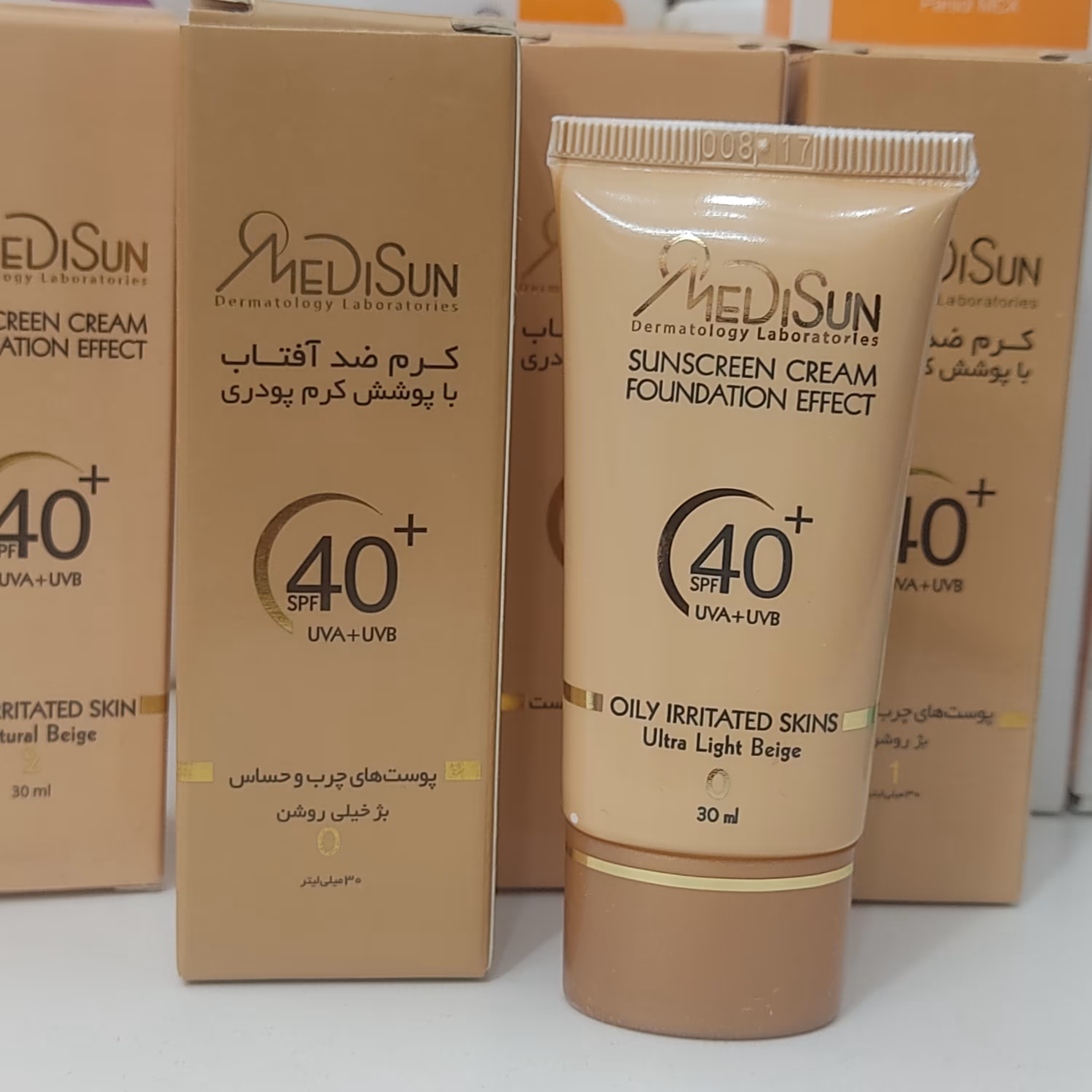 کرم ضد آفتاب مدیسان کرم پودری 0(بژ خیلی روشن) SPF40 مناسب پوست چرب واکنه ای