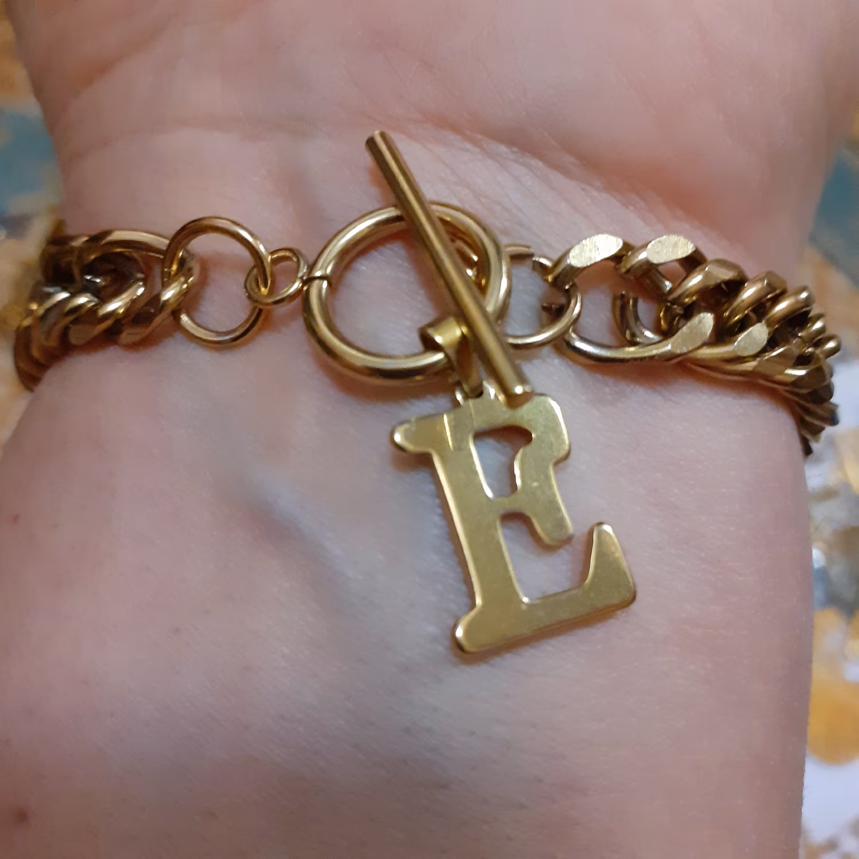 دستبند  تمام استیل  بااویز حروف لاتین و قفل تی طرح طلا کد 5464