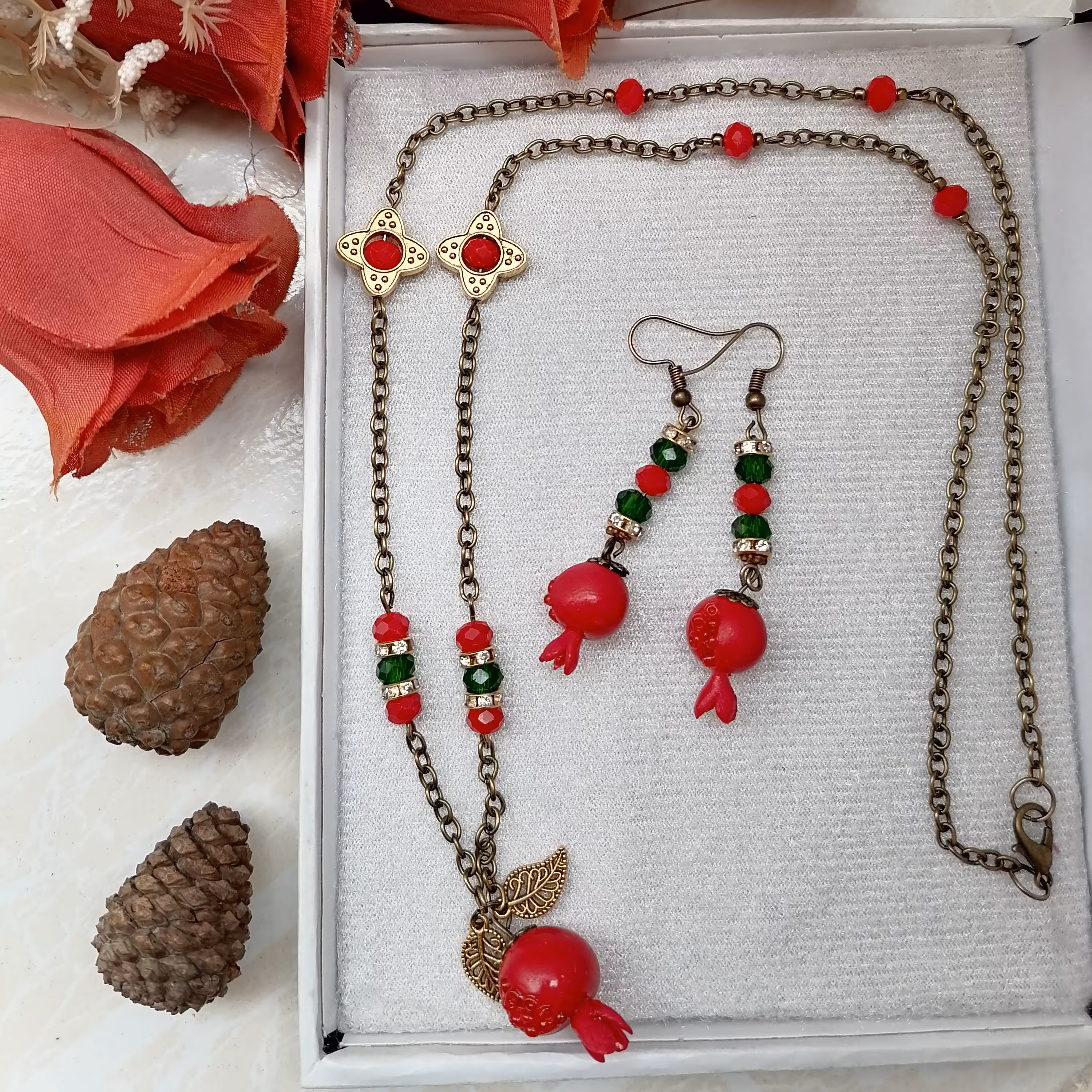 نیم ست انار ویژه شب یلدا. شامل گردنبند و گوشواره با آویز انار