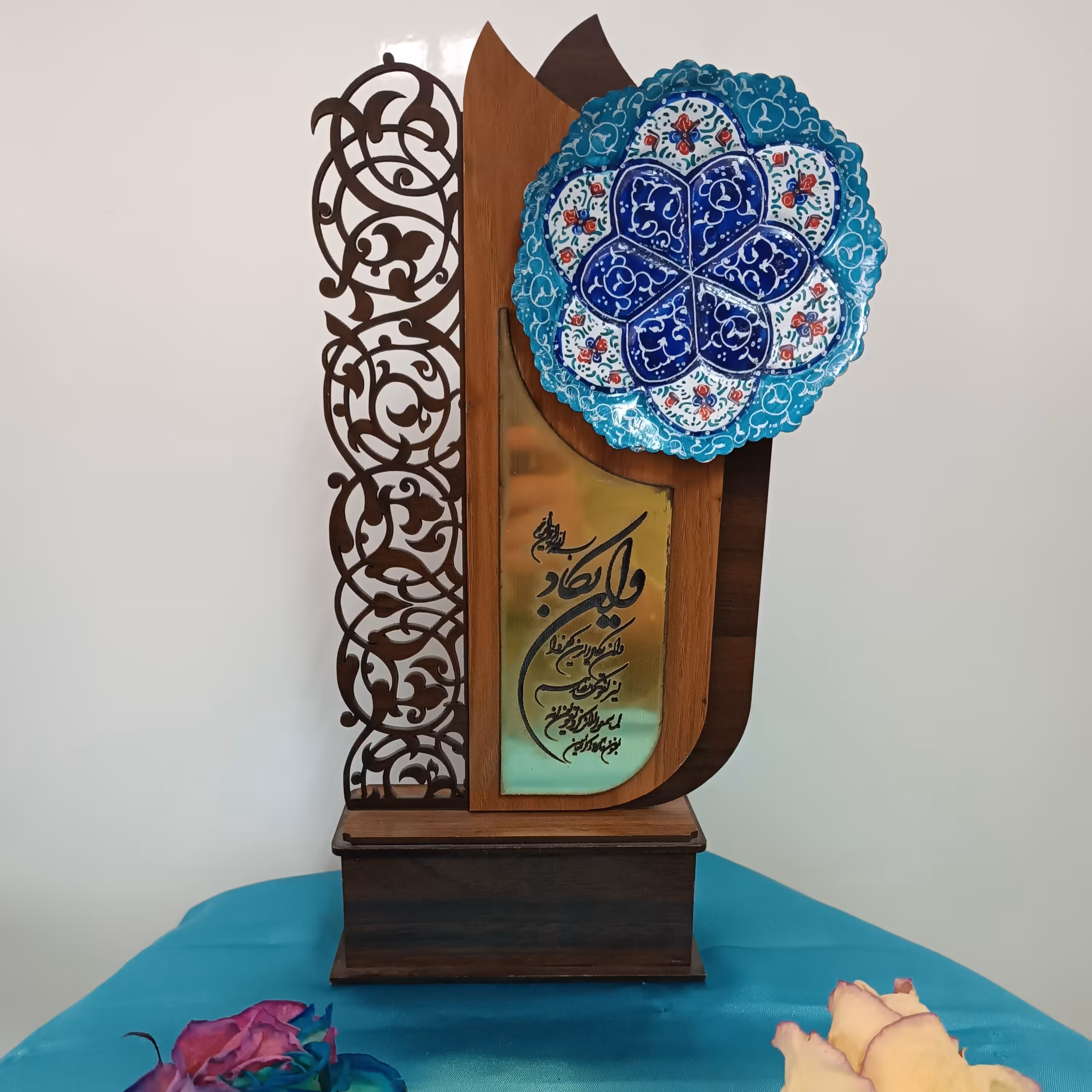 تندیس چوبی به همراه بشقاب 10 سانتی مینا کاری مناسب هدیه دادن 