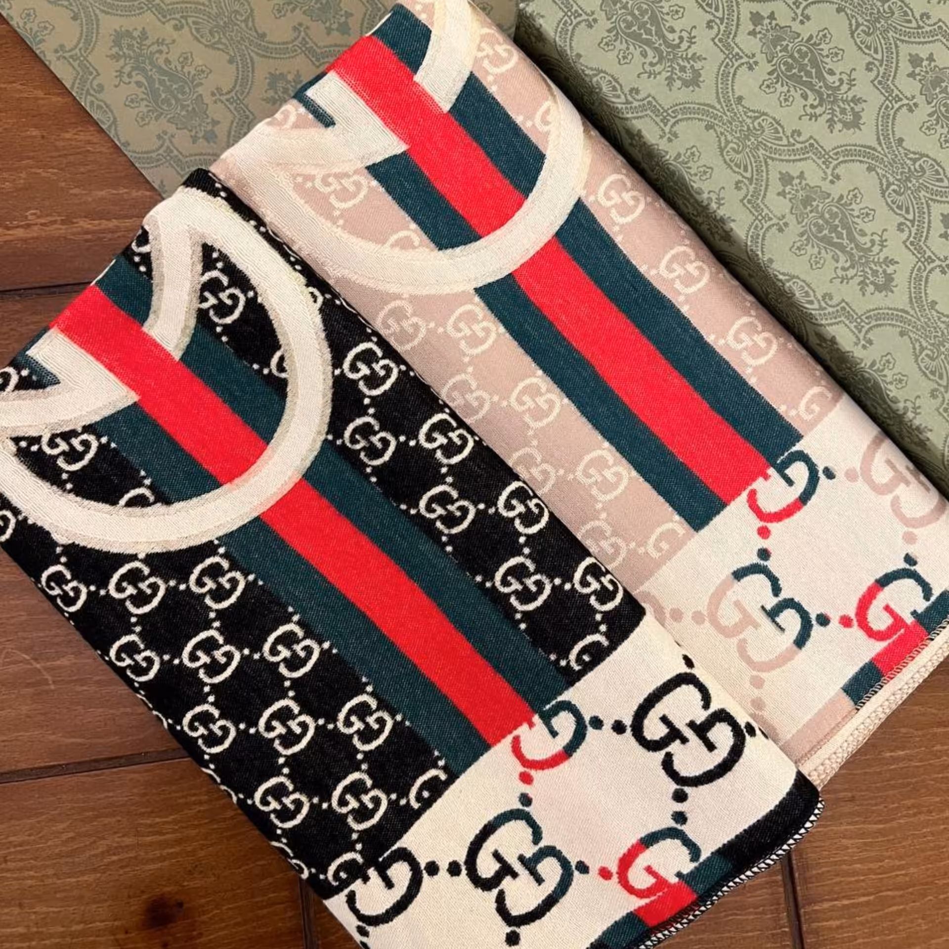 شال گوچی وارداتی با کیفیت عالی
ابعاد 70 در 180
جنس پشمی