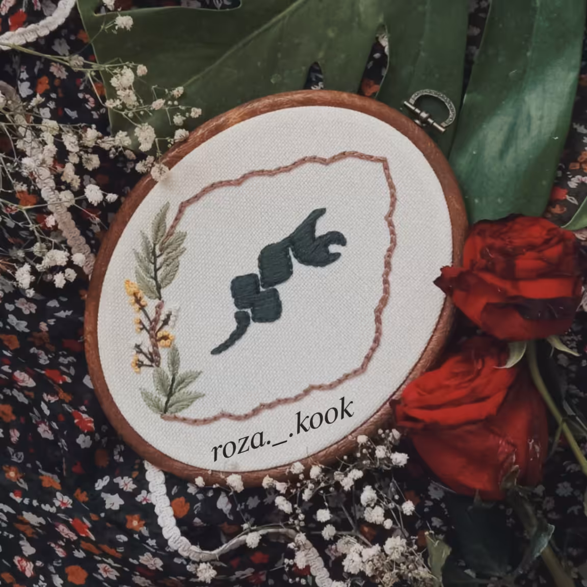 کتیبه گلدوزی مزین به نام مولا علی(ع)