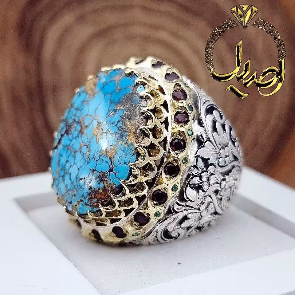 انگشتر نقره دستساز با قلم زنی و آیینه کاری دستی با نگین فیروزه نیشابوری اصل و معدنی