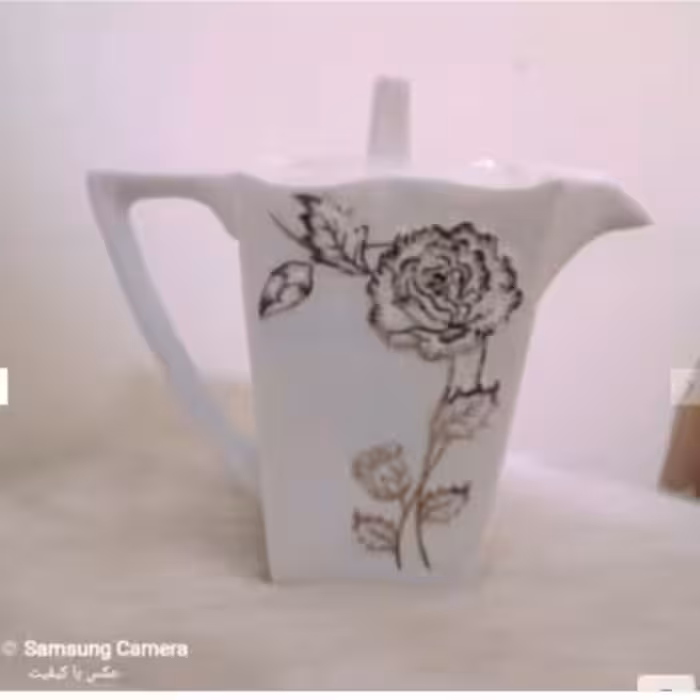 پارچ یا قوری ویا شیردوش چینی پردیس طرح گل طلایی برجسته اصل انگلیسی