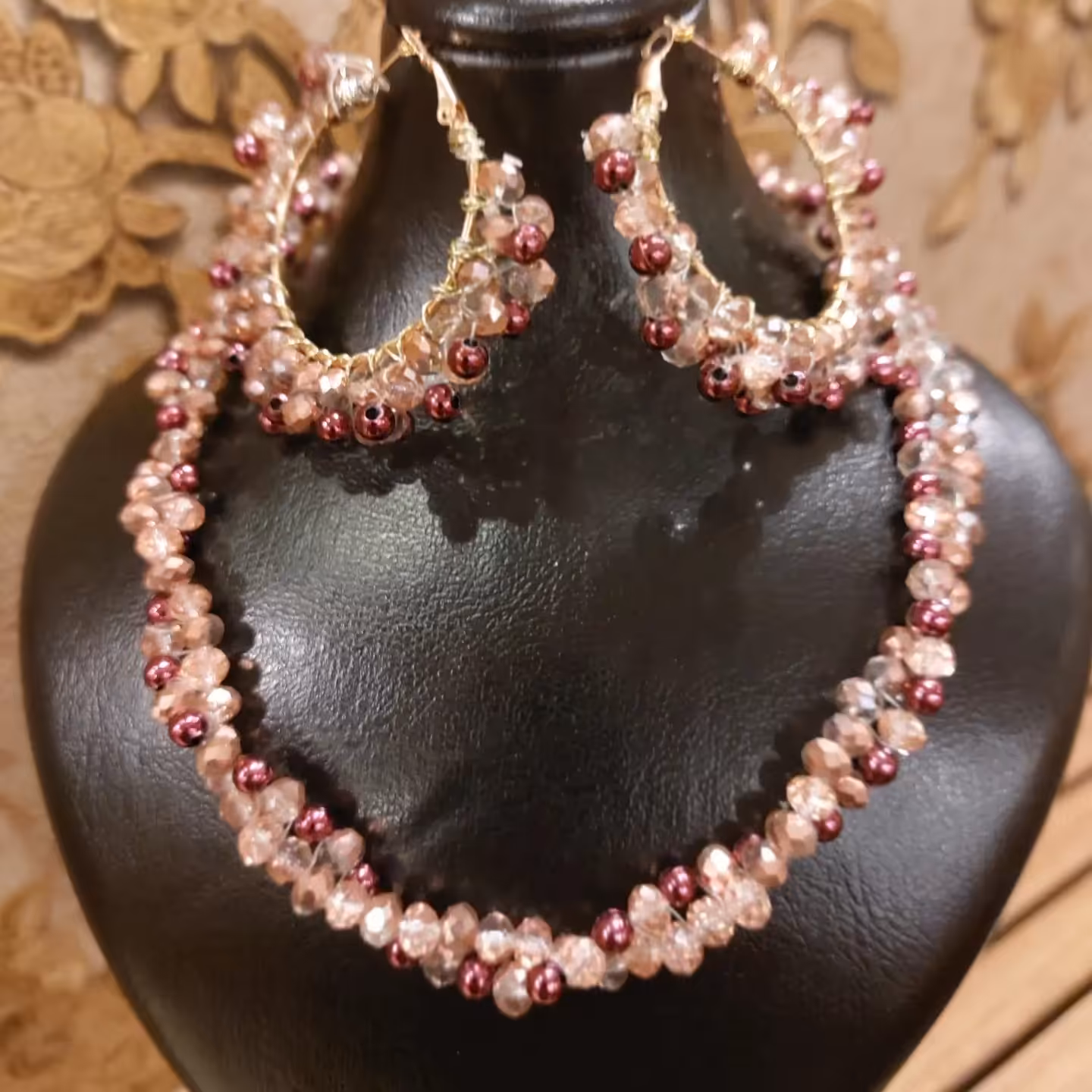 نیم ست گردن آویز وگوشواره با کریستال تراشدار شامپاینی ومنجوق براق زرشکی با گوشواره حلقه ای