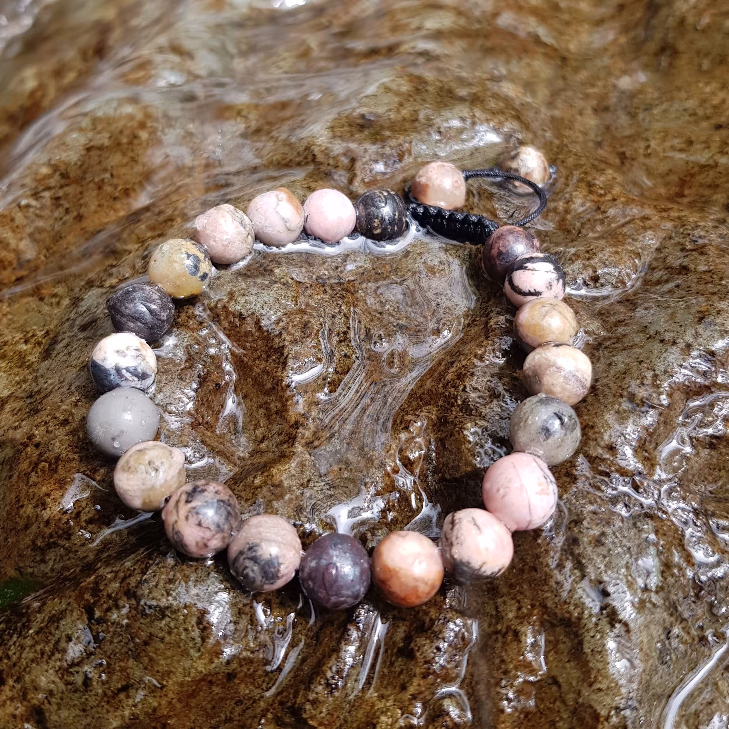 دستبند سنگ رودونیت Rhodonite
سایز 8 
سنگ تعادل احساسی برای شرایط سخت
کد 135