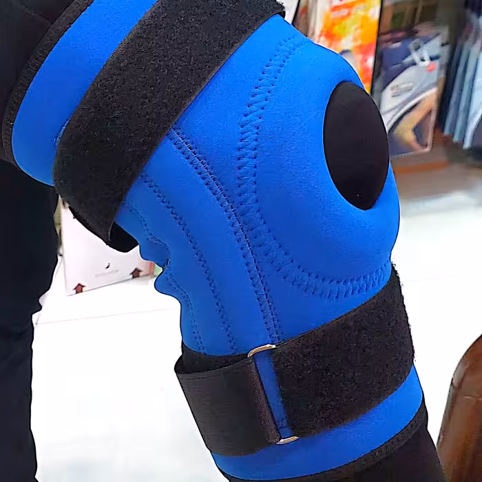 زانوبند چهار فنره نئوپرن(قابل تنظیم)  به همراه یک جایزه فیس واش 400 سی سی 