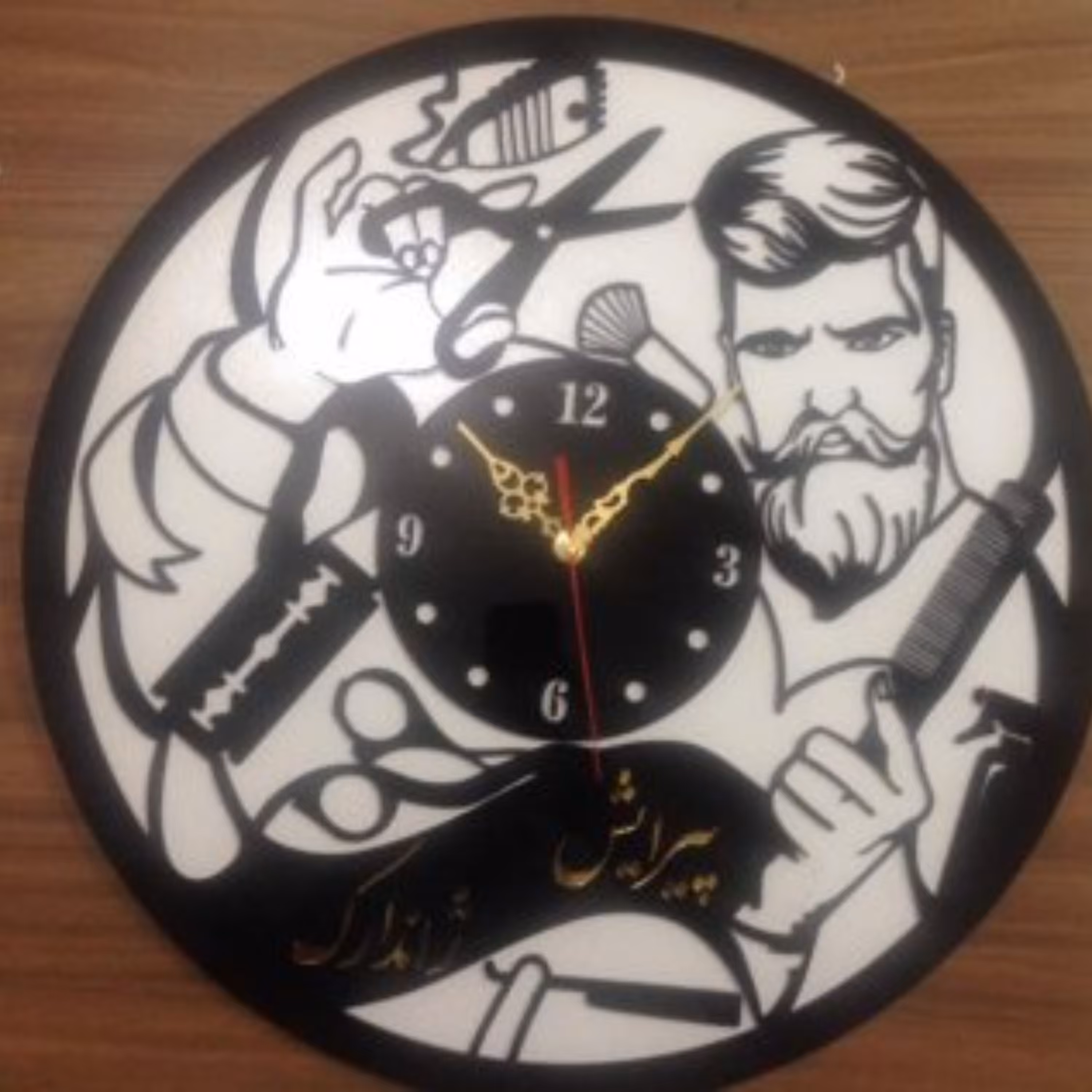 ساعت حرفه ای و زیبای آرایشگاه