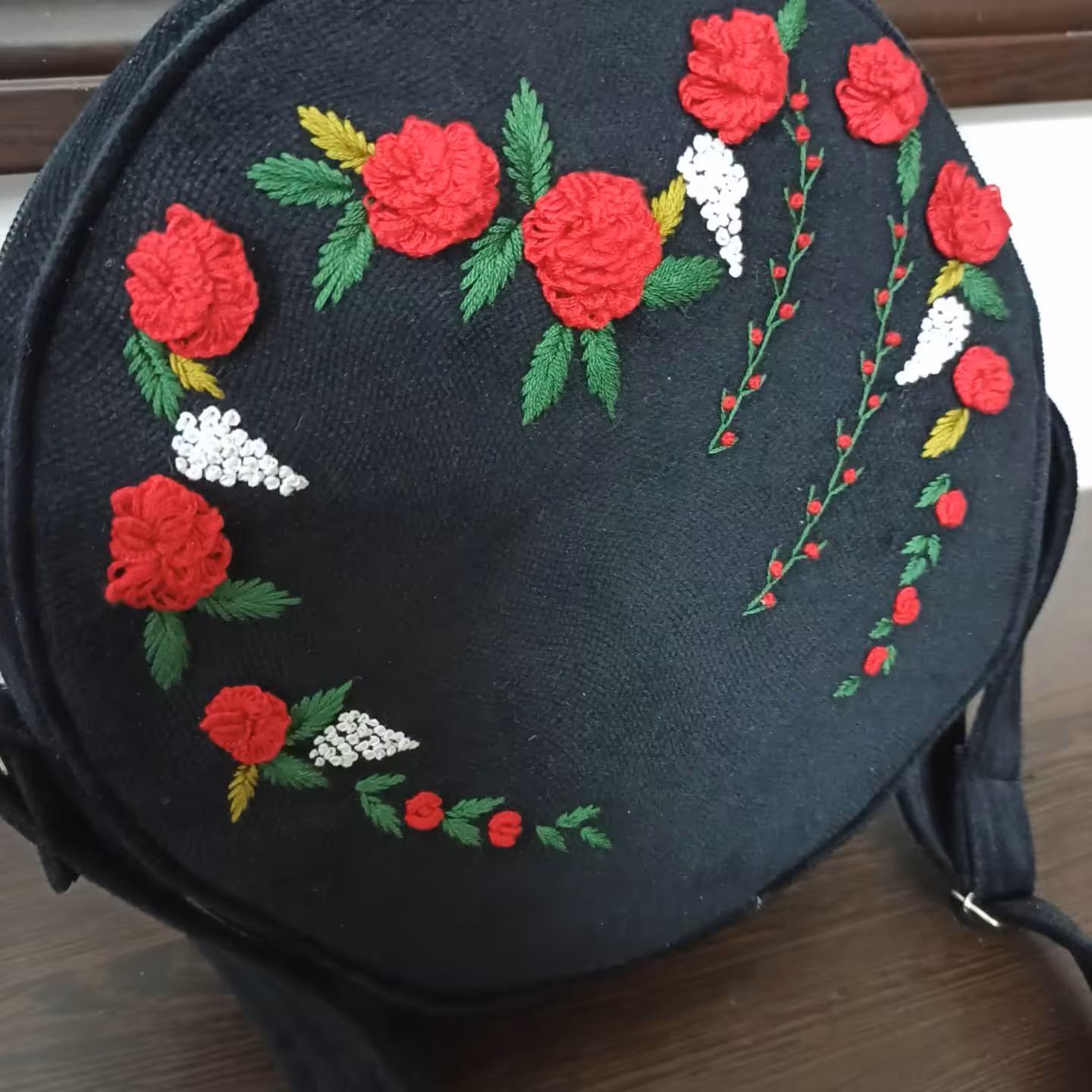 کیف دوشی گرد گلدوزی شده مخمل