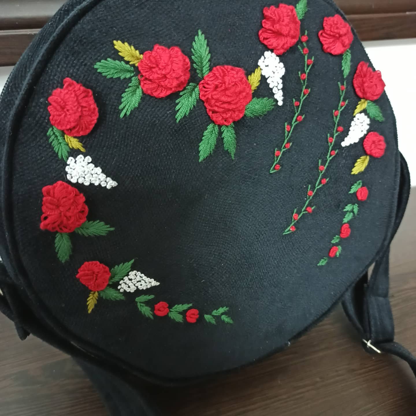 کیف دوشی گرد گلدوزی شده مخمل
