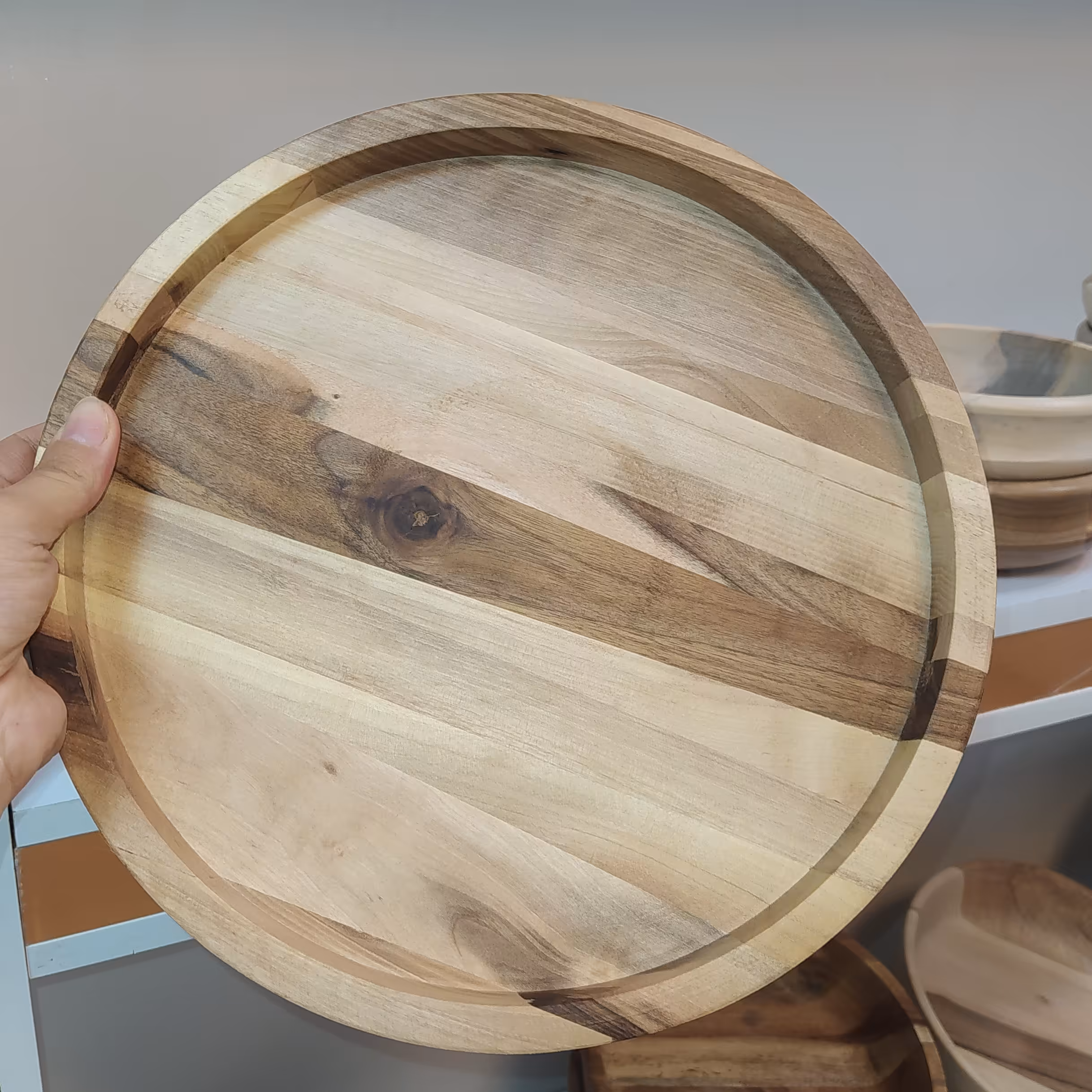سینی گرد بدون دسته .چوب گردو.لبه دار.قطر 29 سانت ولبه 3 سانت.وزن 600 گرم.