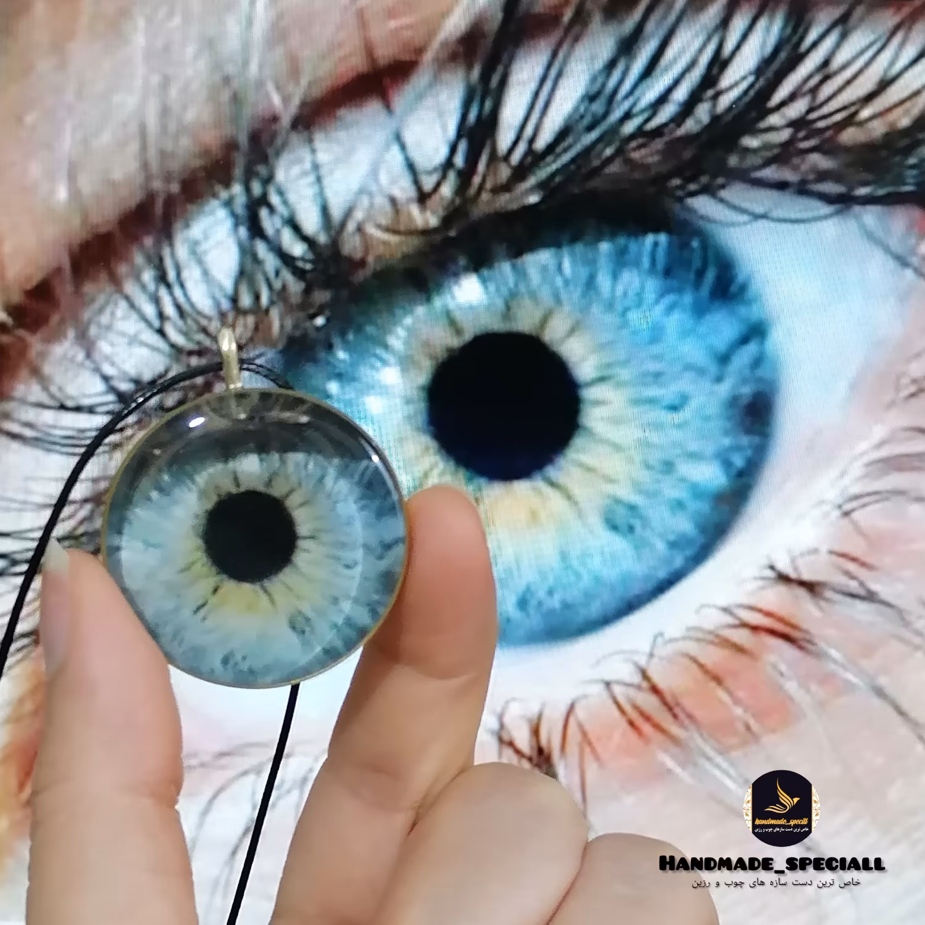 گردنبند چشم قاب برنجی با عنبیه چشم خودتون(شب تاب) دستساز خاص ترین دست سازه های چوب و رزین جاسوییچی چشم شب تاب 