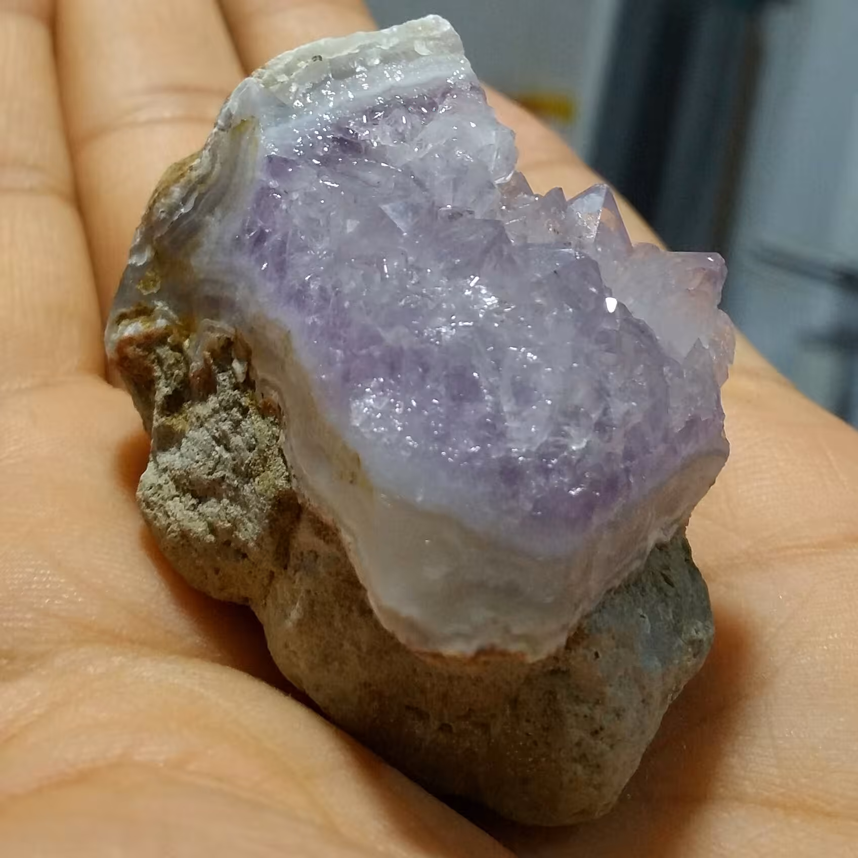 سنگ راف آمیتیس بلور درشت روی بستر بسیار زیبا کاملا طبیعی دیدنی شاهکار خلقت خااص 
