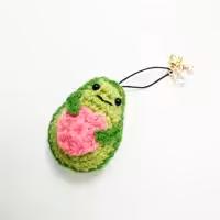 آویز جاکلیدی بافتنی دست باف طرح مینی آووکادو قلبی سفیرباف