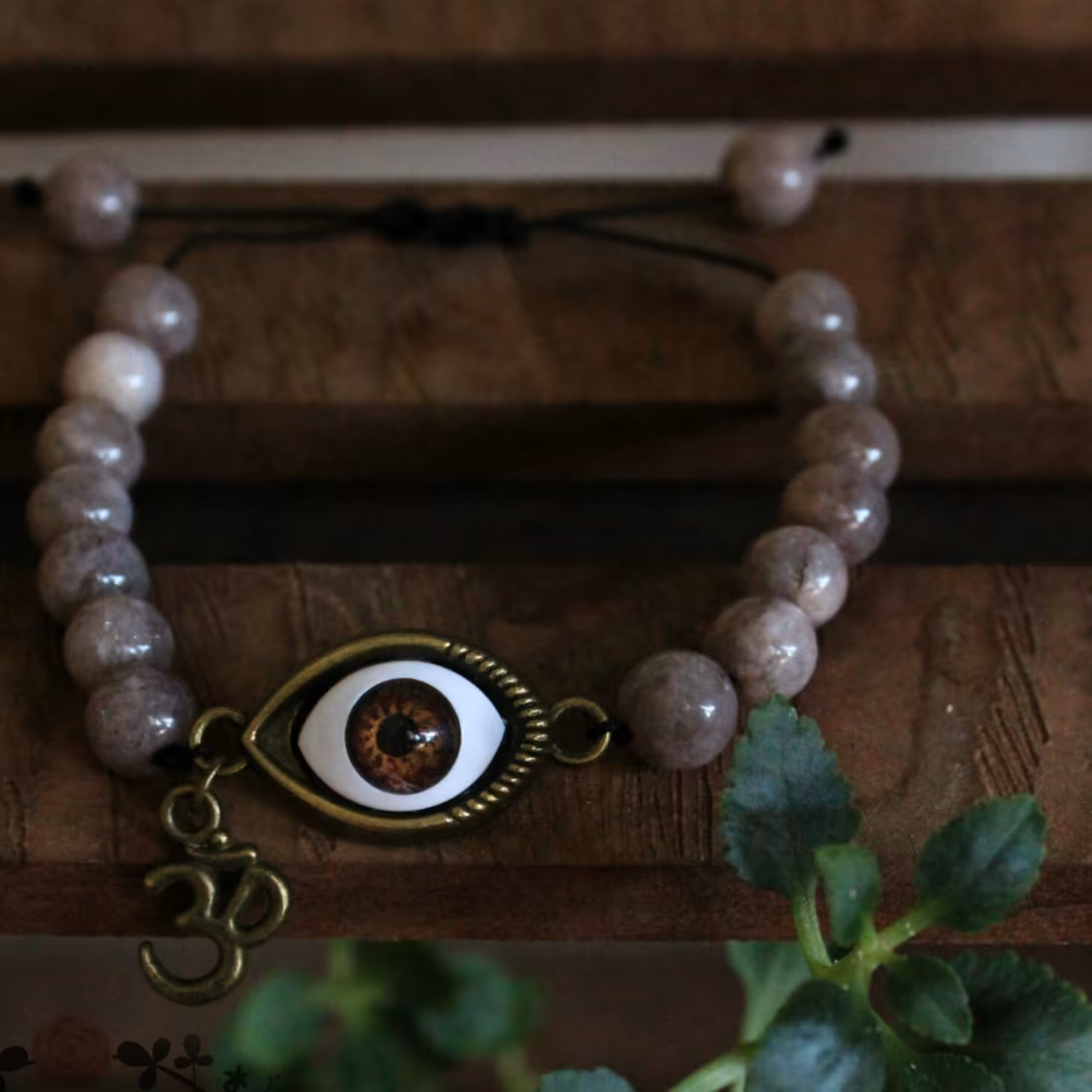 دستبند سنگ جید کرم چشم سوم و آویز om ام 