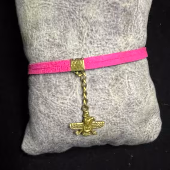 دستبند تریشه چرمی مدل ساده صورتی همراه با زنجیر و خرج کار برنزی طرح تاج و فروهر 