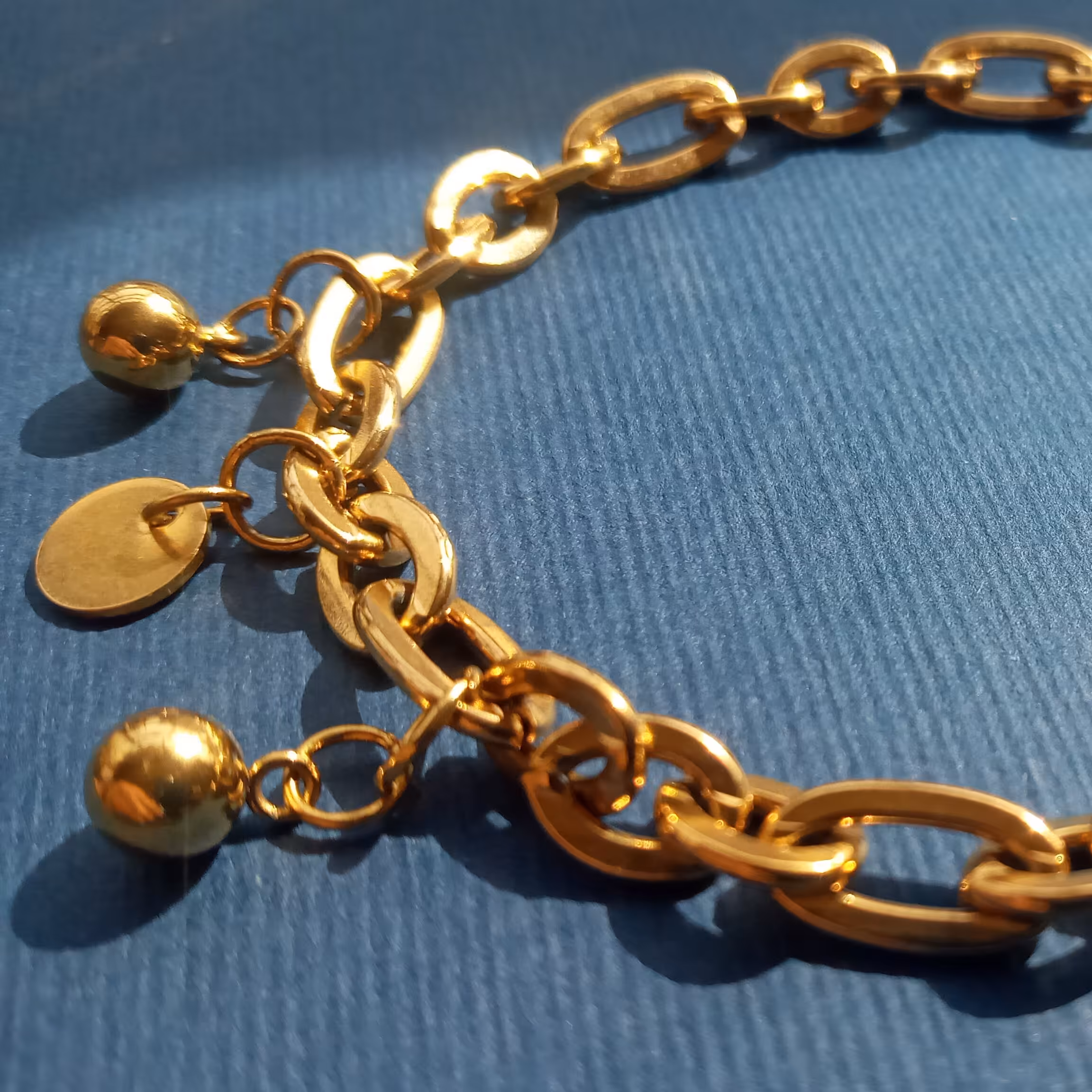 دستبند استیل رنگ ثابت ضدحساسیت گوی  و سکه ، قابل تغییر سایز و قفل