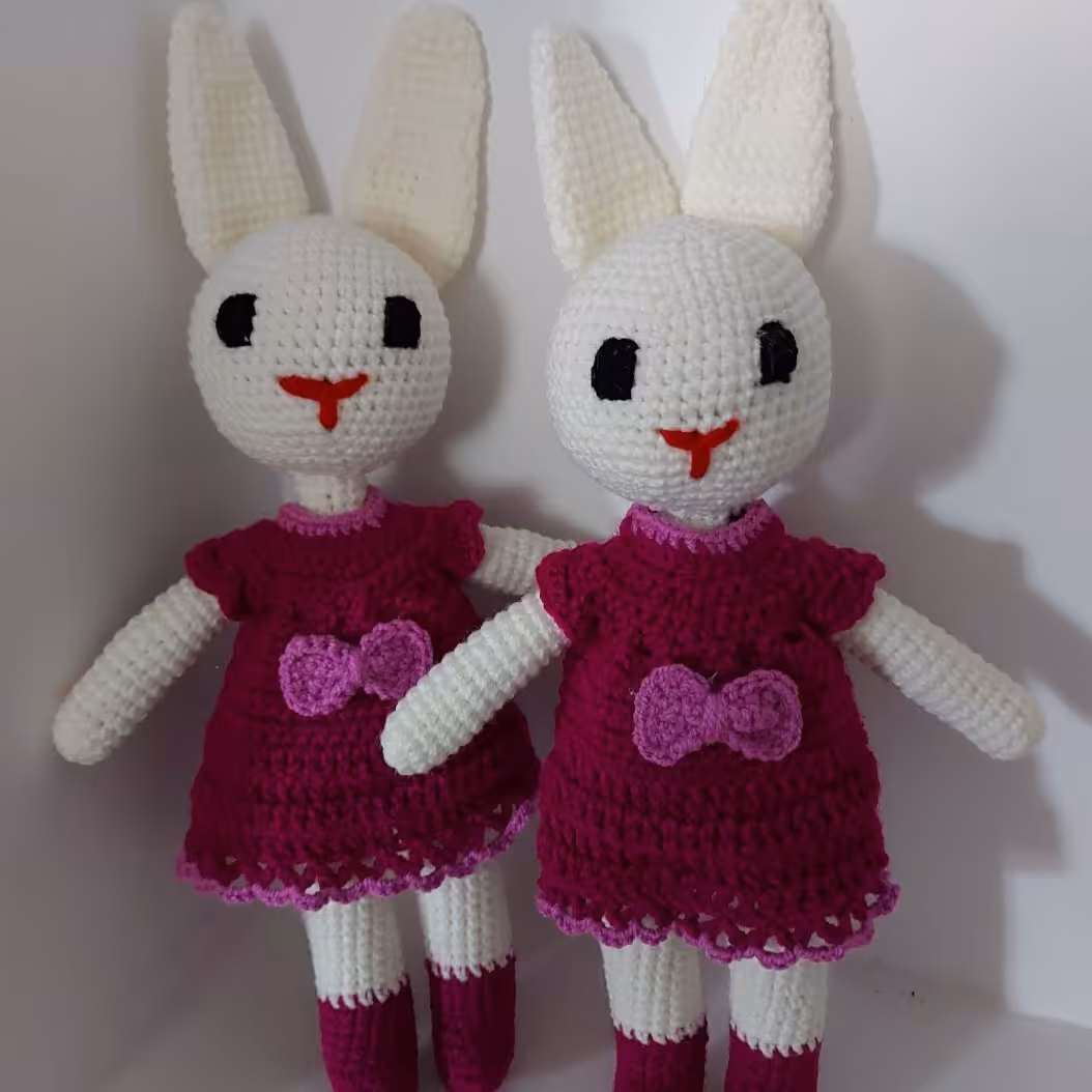 خرگوش بافته شده با کاموای اکریل بافت مفتولگذاری شداه وهیچ قطعه ای چسبانده نشده گوشها به سر دوخته شده اند و کاملا  محکم ه