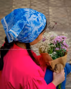 دستمالسر نخی آبی پر طاووسی حاشیه سفید قواره 45 برند شیدی