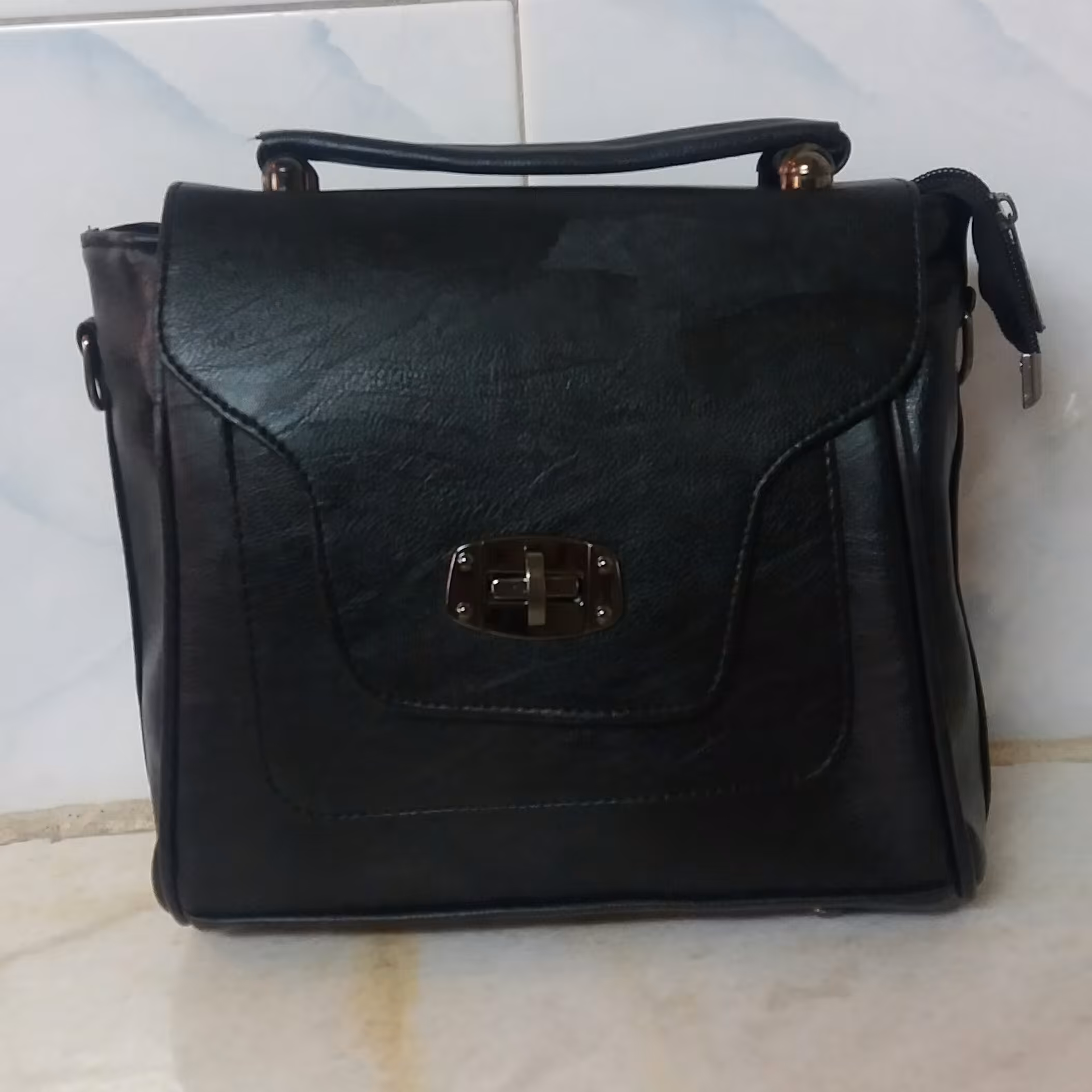کیف زنانه مشکی، 530گرم، ابعاد 22×20، دارای بند بلند و جیب در پشت وجلوی کیف