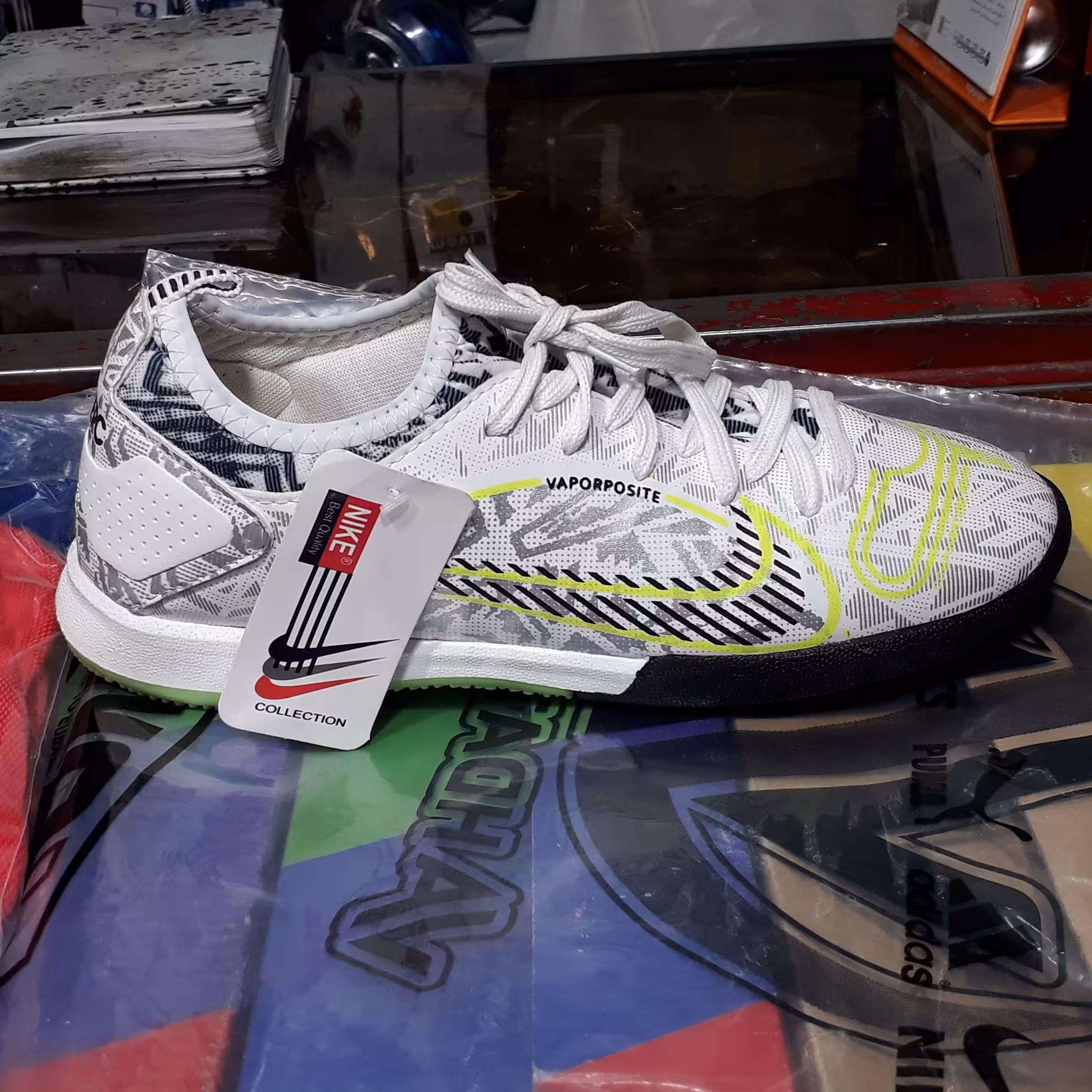 کفش فوتبال سالنی Nikeاورجینال درجه یک رنگ سفید