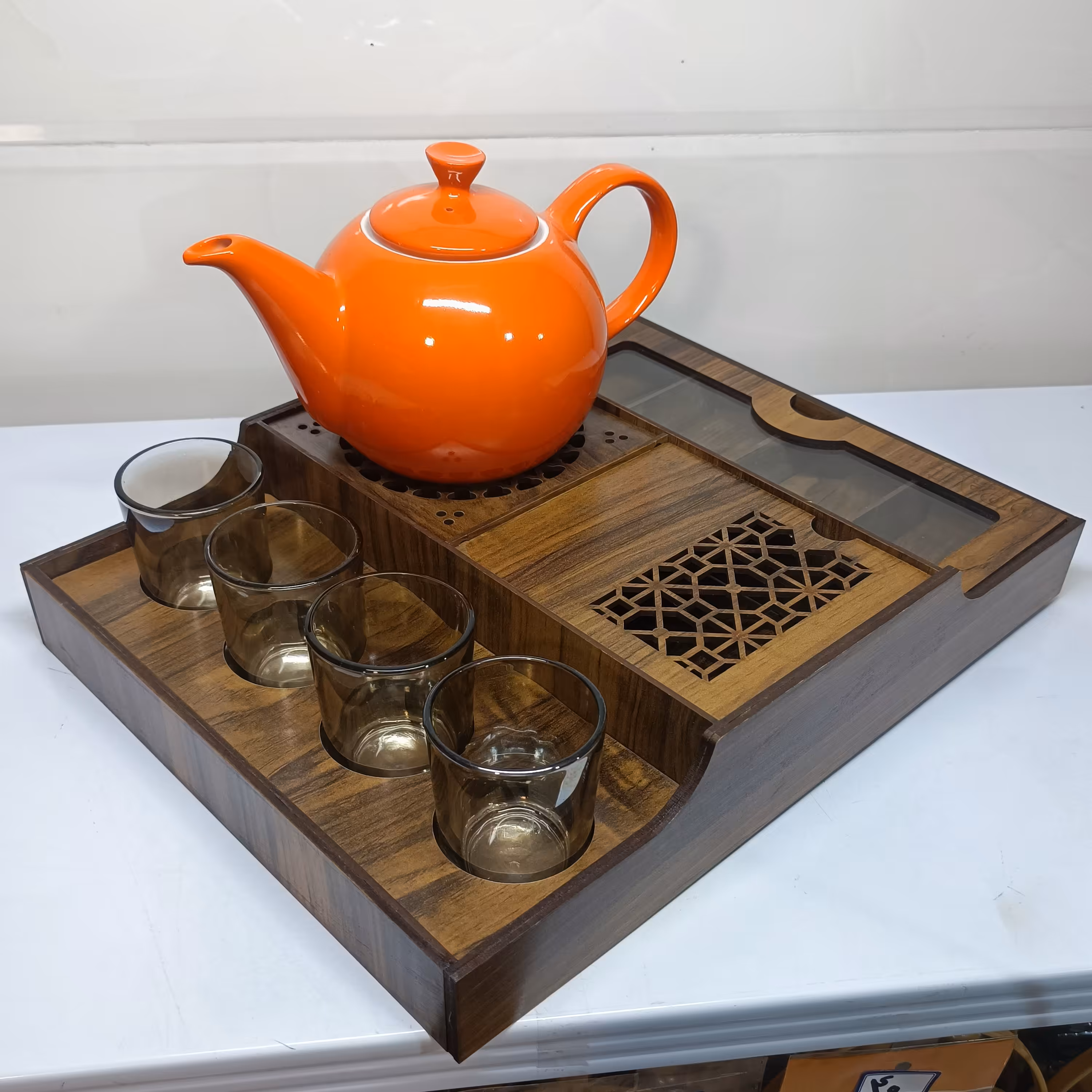 تیبگ چوبی با استکان  وارمردار مخصوص پذیرایی و چایی
